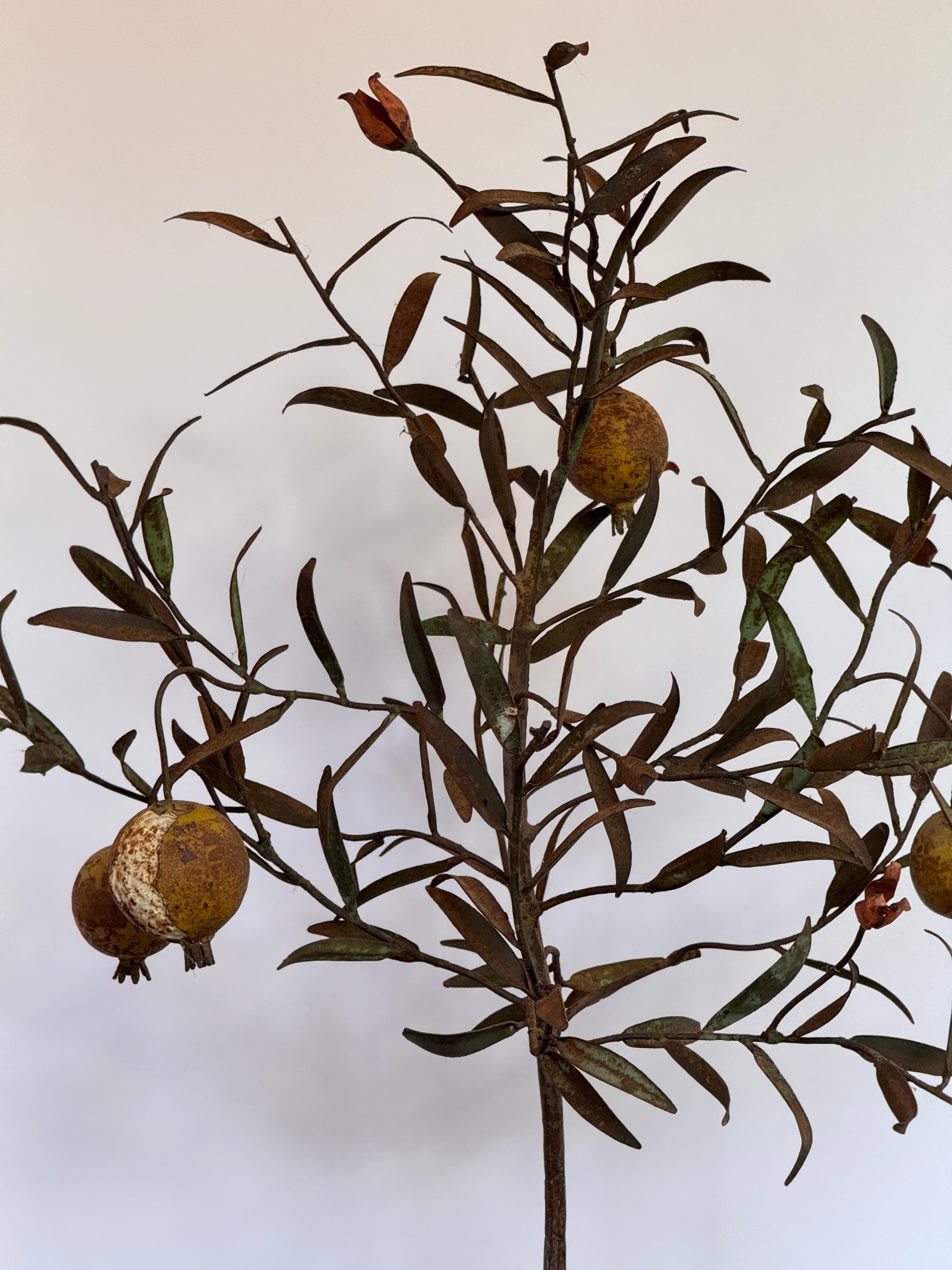 Tole Granatapfelbaum in bemalter Urne (Italienisch) im Angebot
