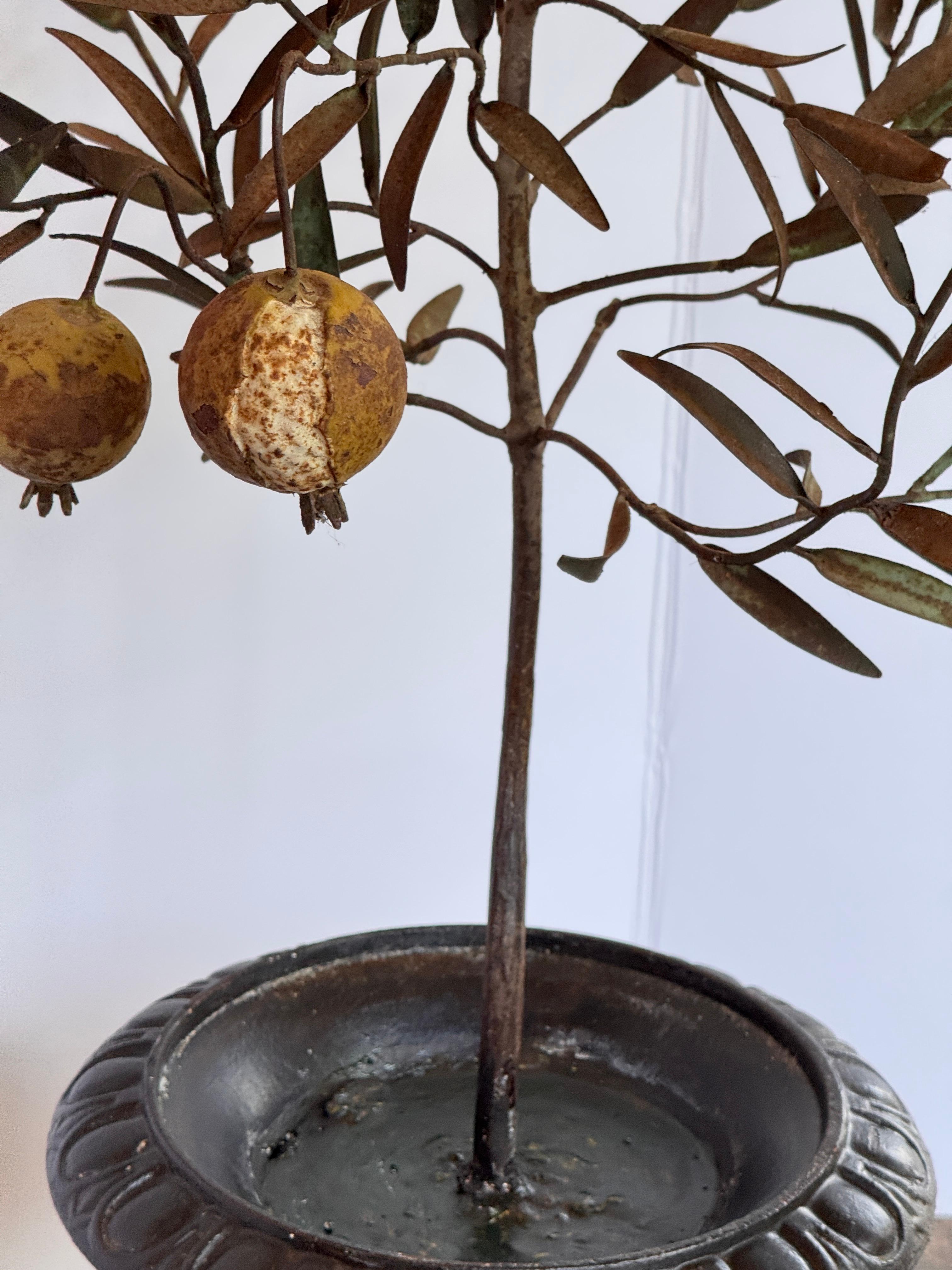 Tole Granatapfelbaum in bemalter Urne (Frühes 20. Jahrhundert) im Angebot