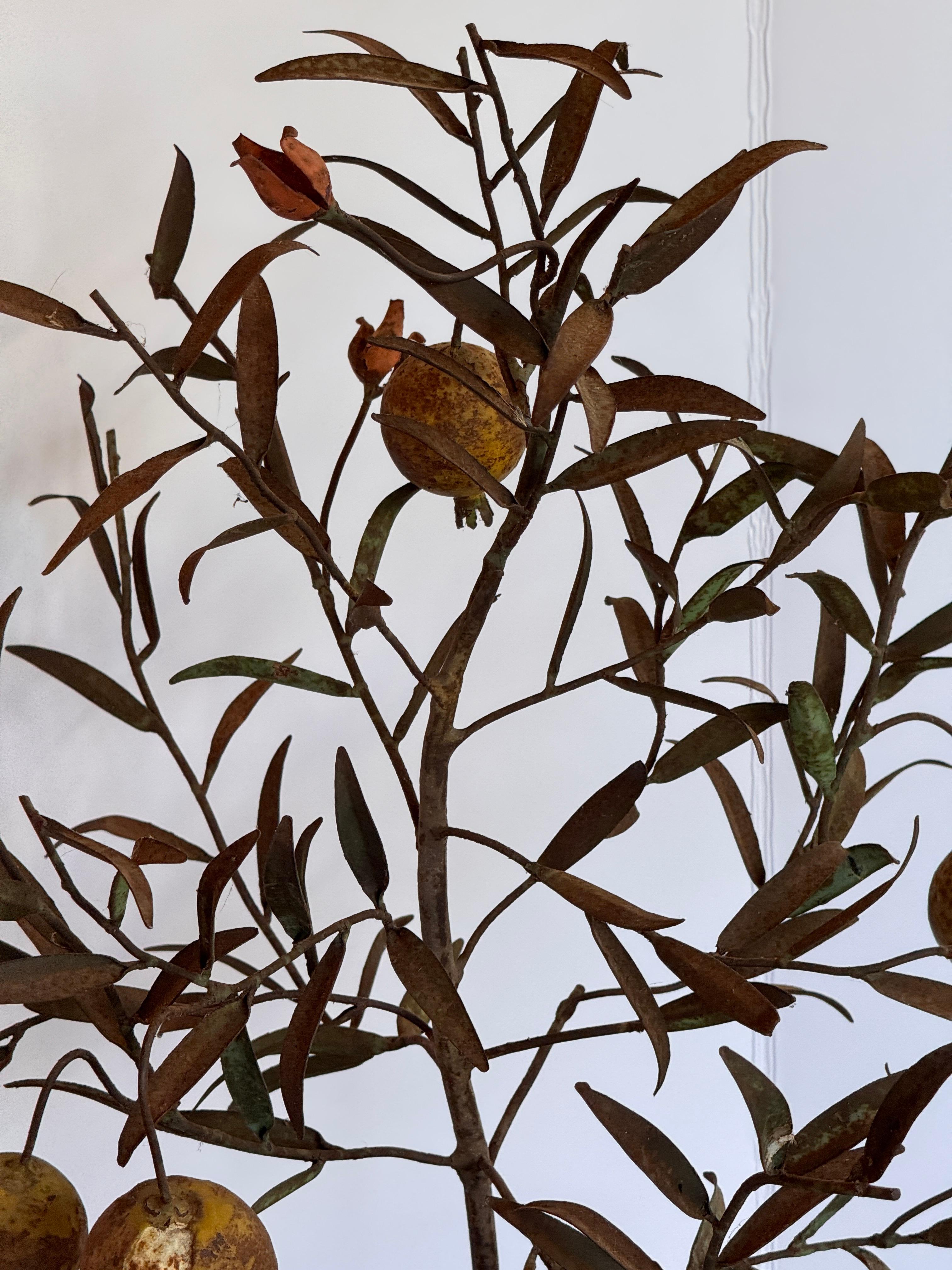 Tole Granatapfelbaum in bemalter Urne (Metall) im Angebot