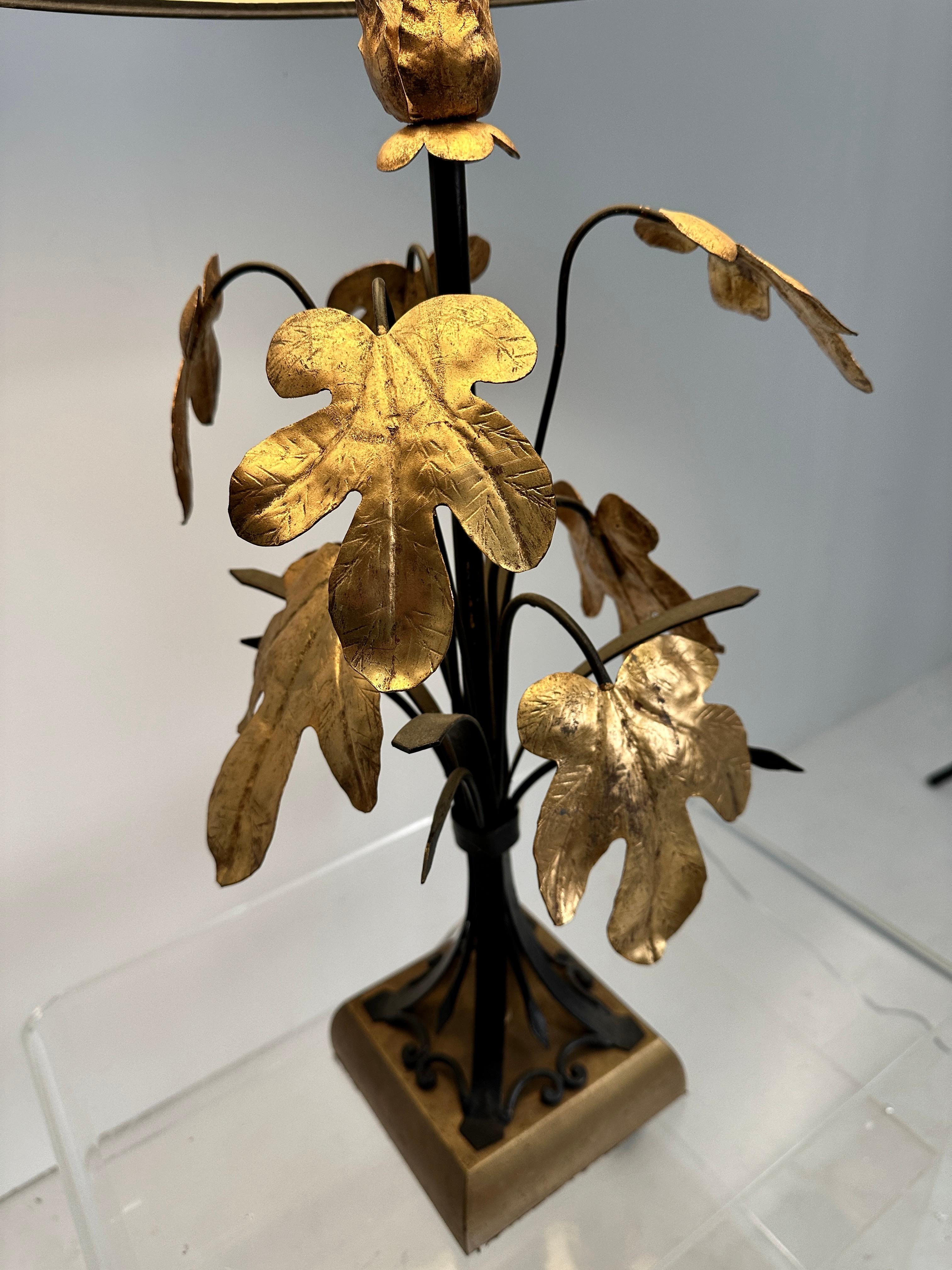 Tole table Lamp w/ Gilt Oak Leaf Decoration, Italy c 1950s In Good Condition For Sale In Norwalk, CT