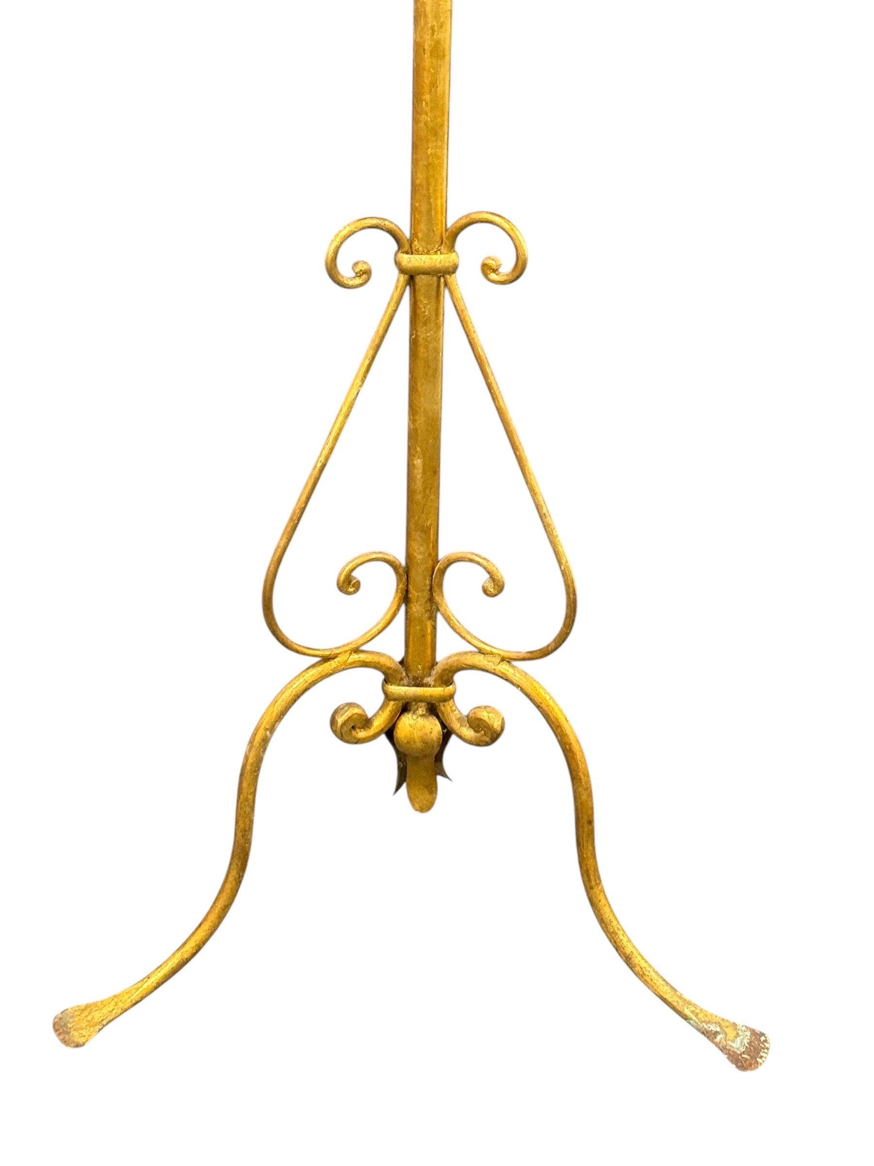 Magnifique porte-manteau ou porte-chapeau allemand du milieu du siècle en fer forgé et métal doré dans le style de Hans Kögl, vers les années 1960 ou plus ancien. Le porte-manteau, d'une largeur d'environ 22 pouces et d'une hauteur de 74 pouces, est