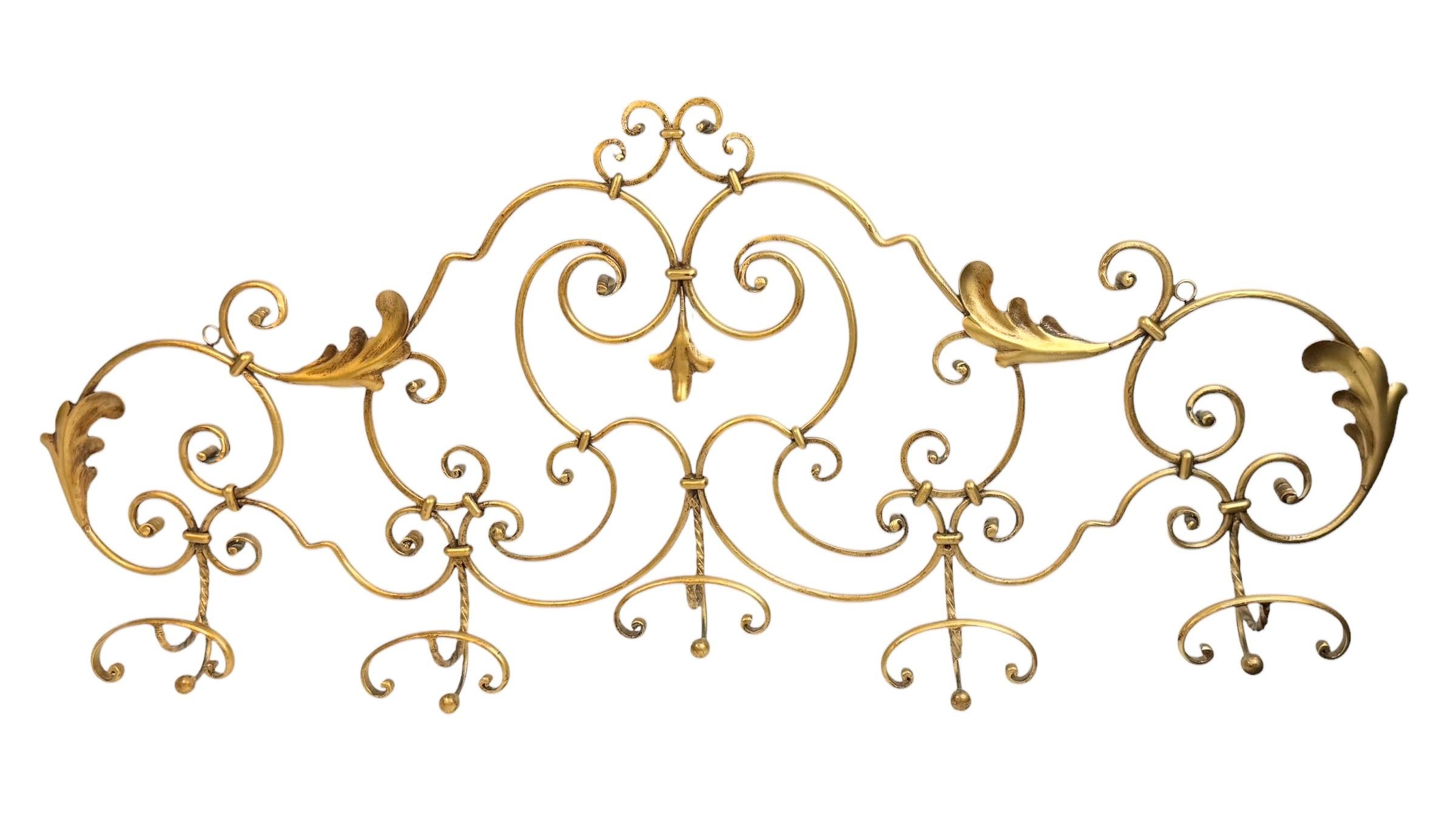 Porte-manteau classique de style Hollywood Regency en métal doré des années 1960. Porte-manteau mural en métal doré.
Exubérément décorée avec des branches, des feuilles et des cordes.
Un objet en soi sur le mur. En bon état vintage avec quelques