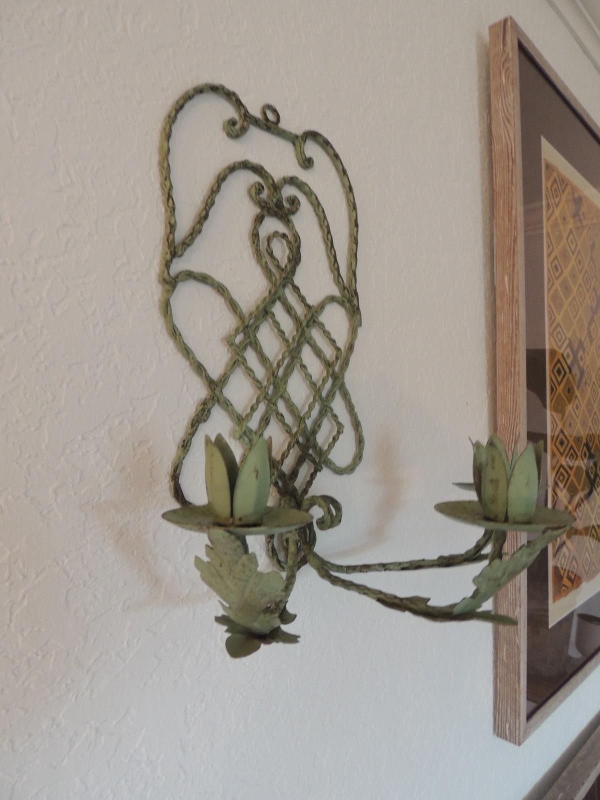 Tole vintage Verdigris candle wall sconce.
Wall sconce with three candle holders with patina leaves and trellis design back.
Hanging hook on top.
Size: 16
