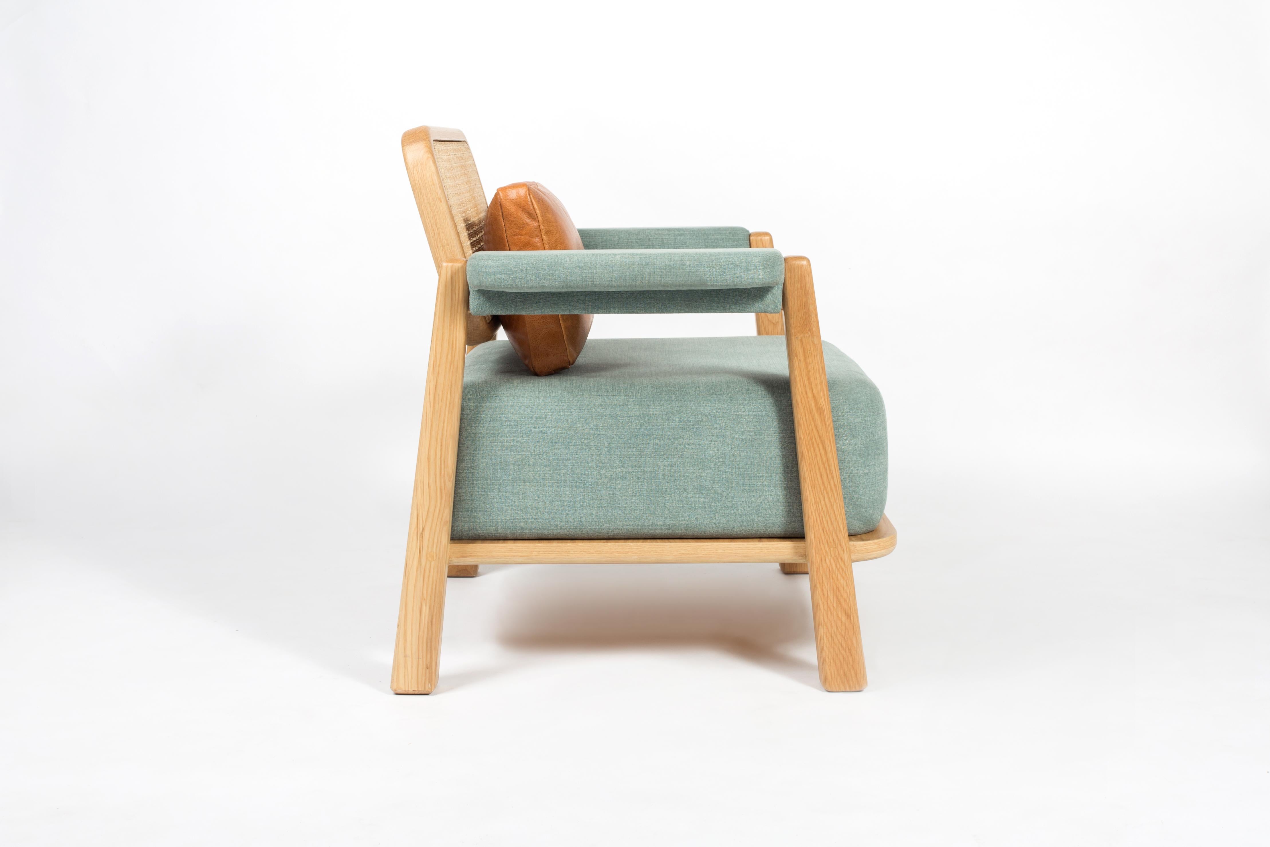 Ce fauteuil distinctif peut ajouter de l'audace à votre salon. L'assise moelleuse à gros coussin le rend très confortable et le petit coussin en cuir soutient parfaitement le bas du dos, ce qui le rend encore plus confortable. Parfait pour les
