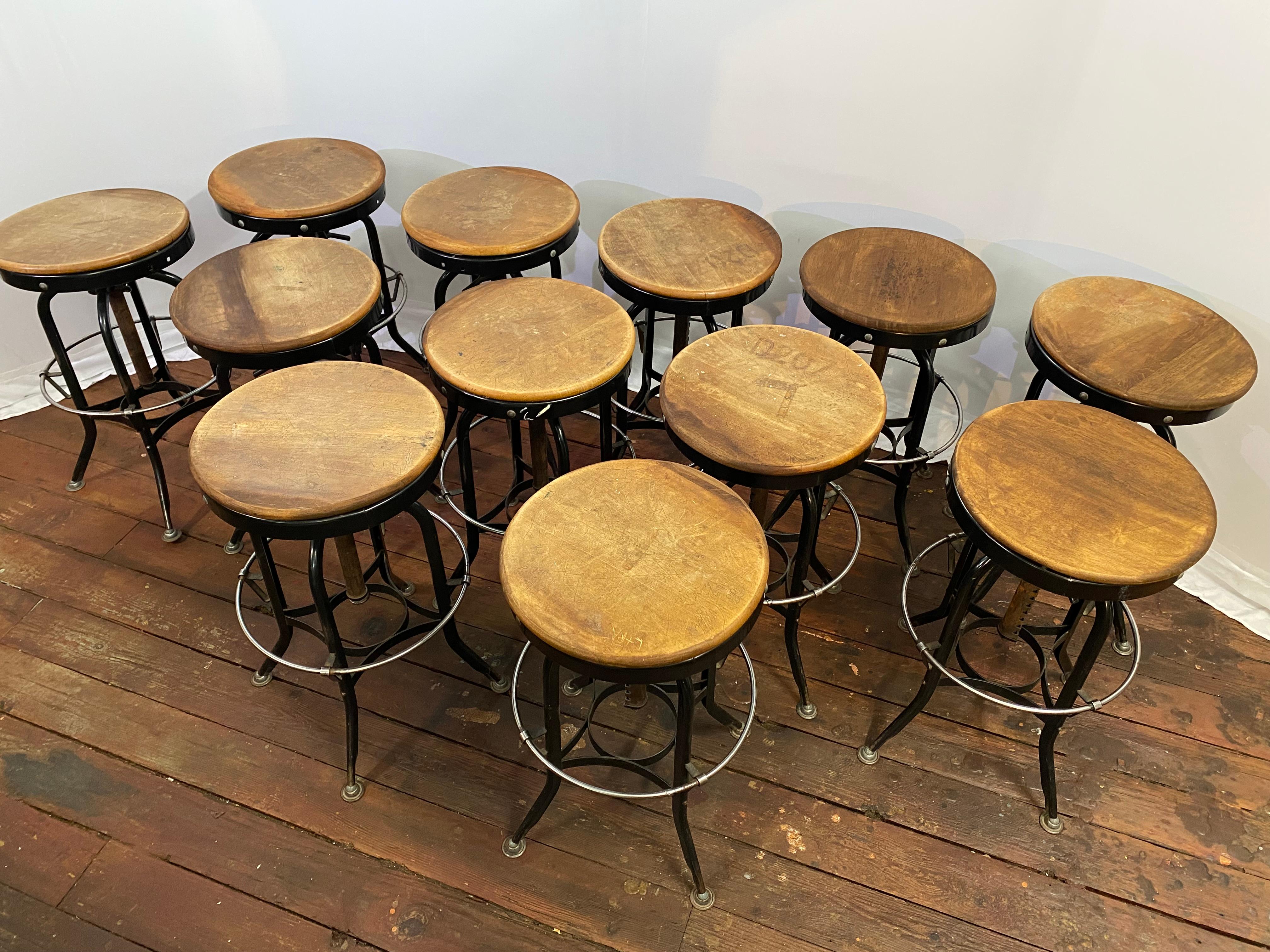 Toledo Metal Furniture Company Tabourets industriels en acier UHL, lot de 12 Bon état - En vente à Garnerville, NY