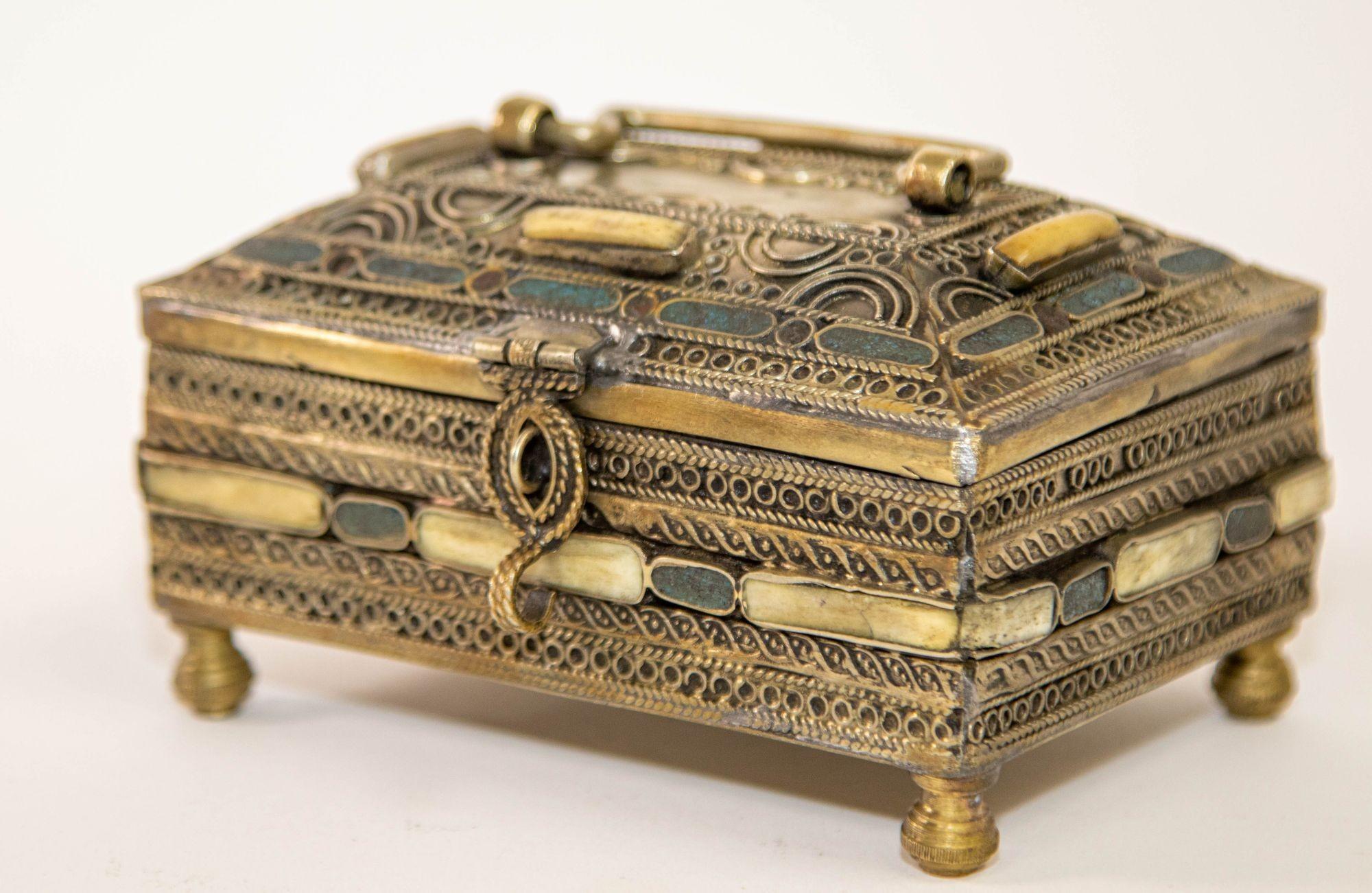 Islamic Spain Toledo Silvered Brass and Enamel Jewelry Box.
A Spanish Toledo silvered and brass damascened steel box circa 1940s.
This small footed metal decorative jewelry box is a beautiful piece of design: precious, refined and