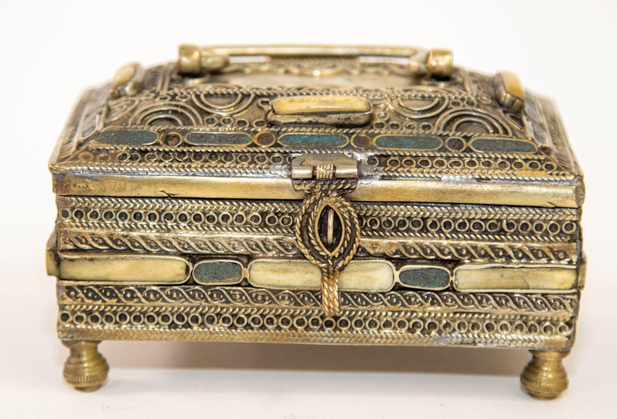 Toledo Spain Silvered Brass and Enamel Jewelry Box Islamic Moorish Style 1940s In Good Condition In North Hollywood, CA