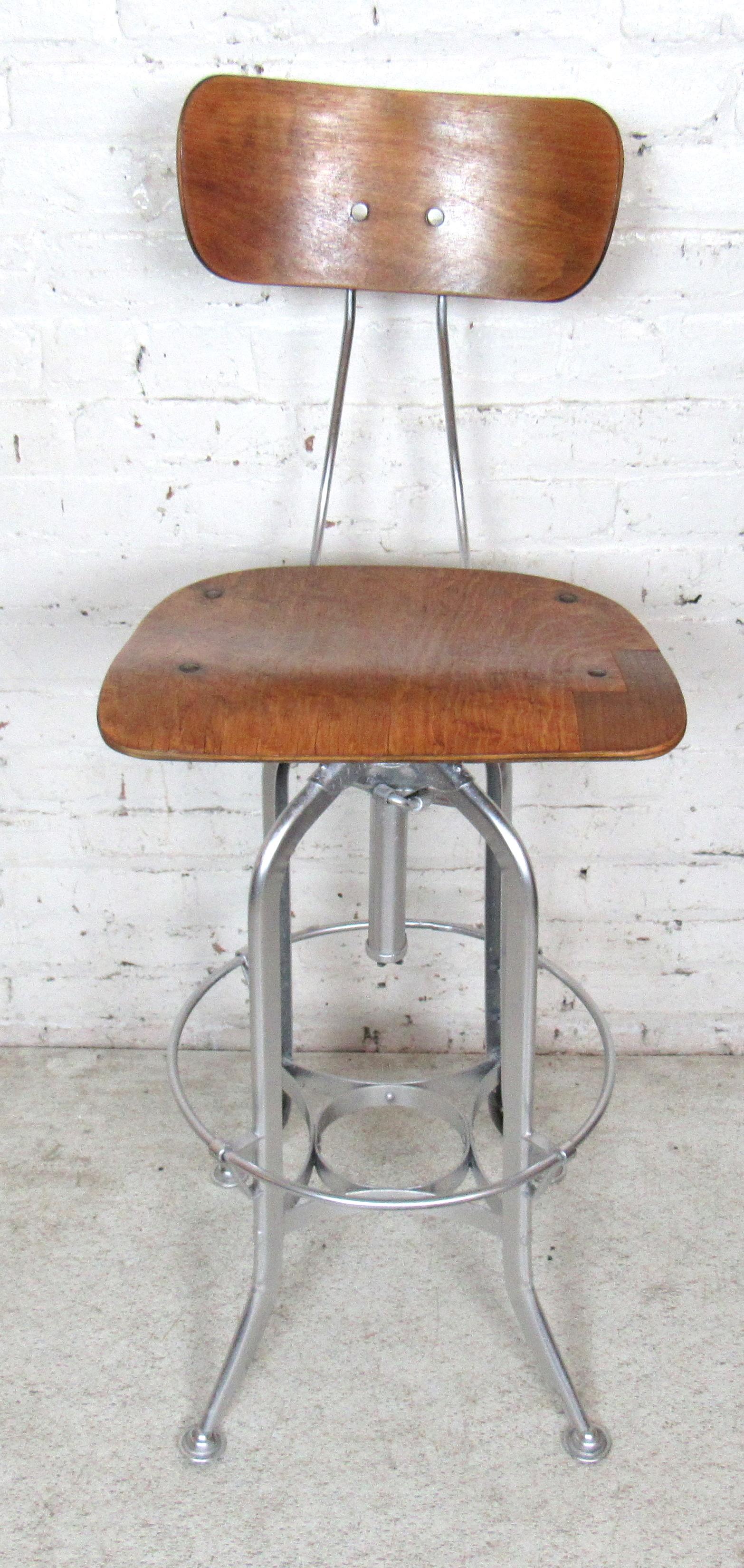 Toledo Style Industrial Stool In Good Condition In Brooklyn, NY