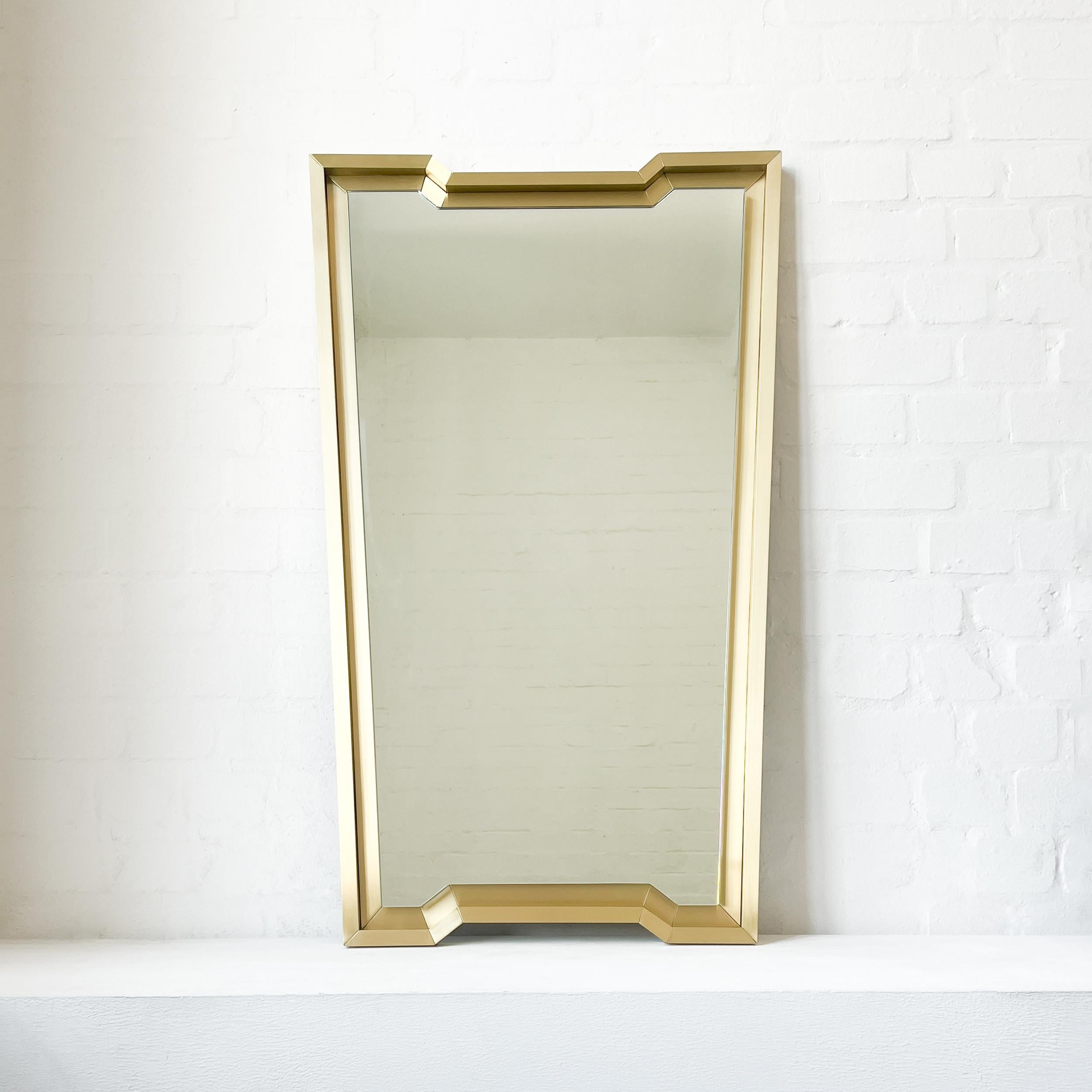 Squisito specchio Toledo di ispirazione vintage con cornice a vassoio in ottone spazzolato. Realizzato a mano a Londra, nel Regno Unito, secondo standard di alta qualità, utilizzando puro ottone massiccio.

Disegnato da José Alguacil, questo