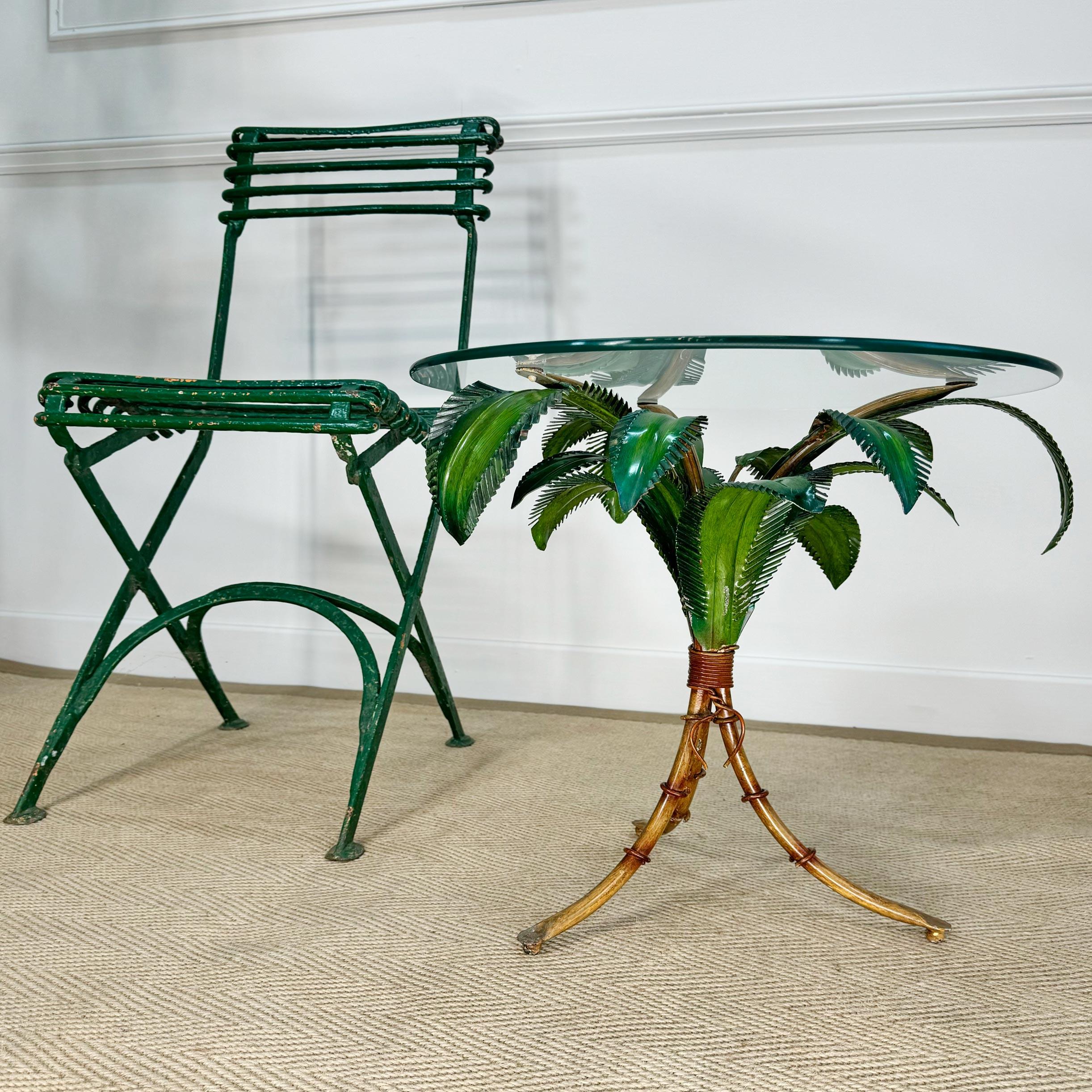 Superbe table en faux bambou peinte en polychrome, italienne et datant des années 1970. Condit avec un plateau en verre vintage, cette table est dans un état exceptionnel.

Petit grignotage à certains endroits du plateau en verre.

Hauteur 43,5cm x