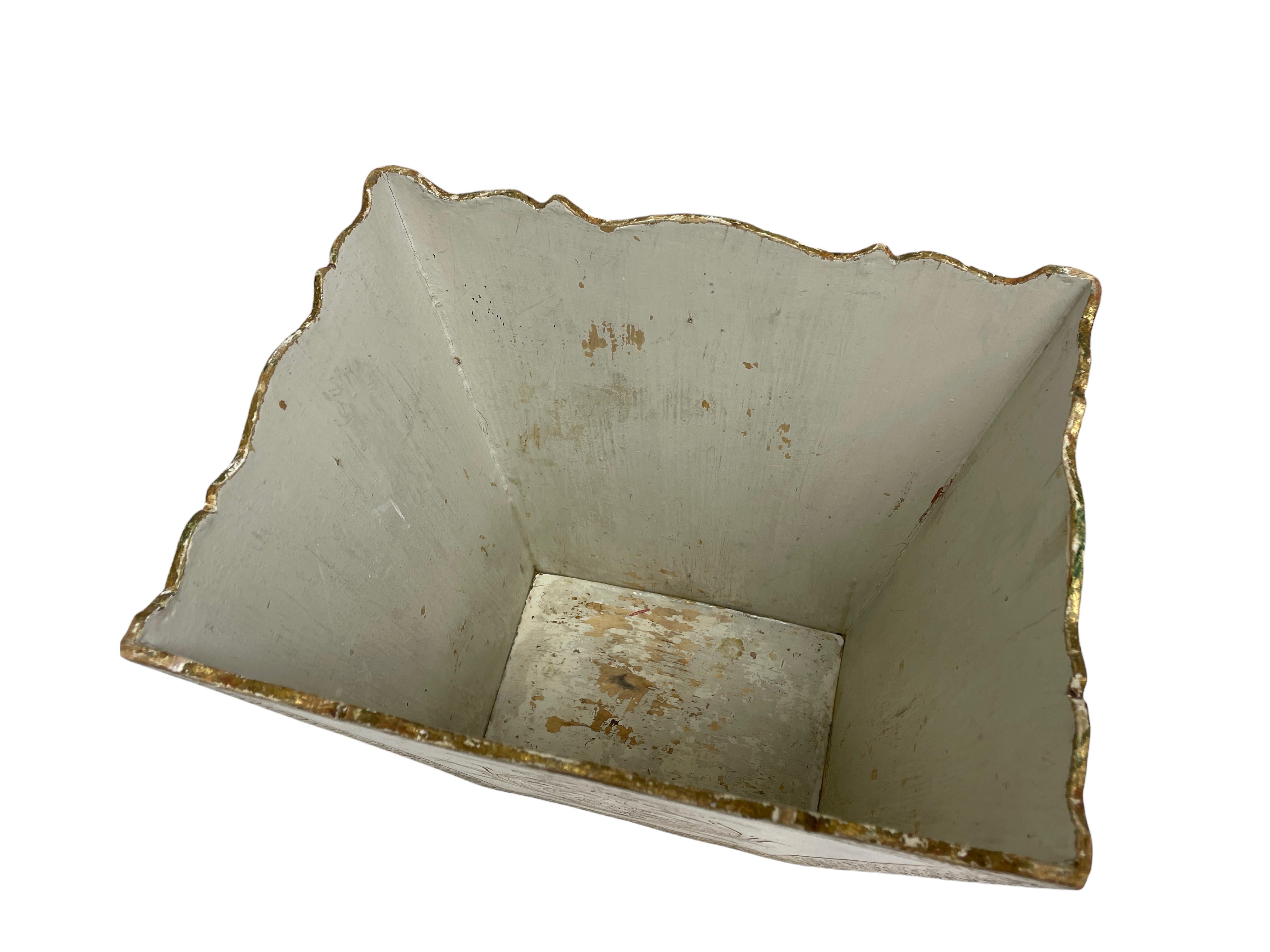 Toleware Florentine Gilt wood Trash Can Neoclassical Waste Paper Basket, Italy In Good Condition In Nuernberg, DE
