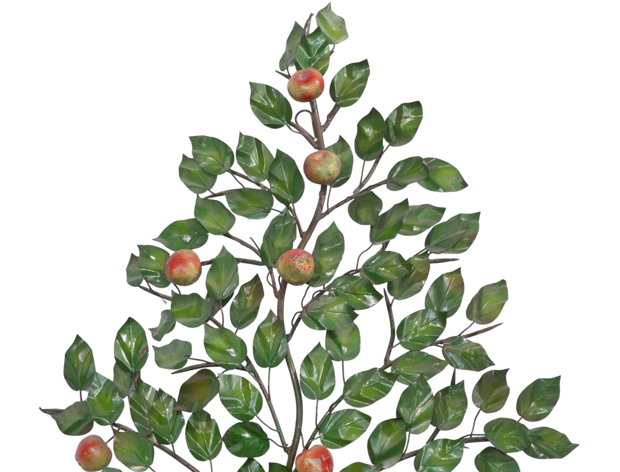 Esta asombrosa escultura de pared de toletería lleva la belleza de la naturaleza al interior con su elegante disposición de hojas y frutos pintados a mano. Fabricada en metal con una ingeniosa pátina, la pieza capta el encanto de la artesanía