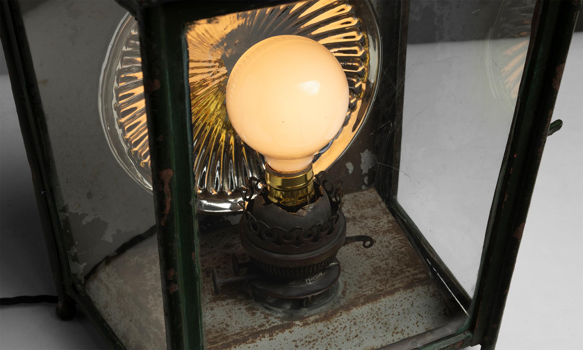 England, 1892
Dekorative Wandlaterne mit gestuftem Pagodenaufsatz und Reflektorschale aus geblasenem Glas auf der Innenseite.
13 