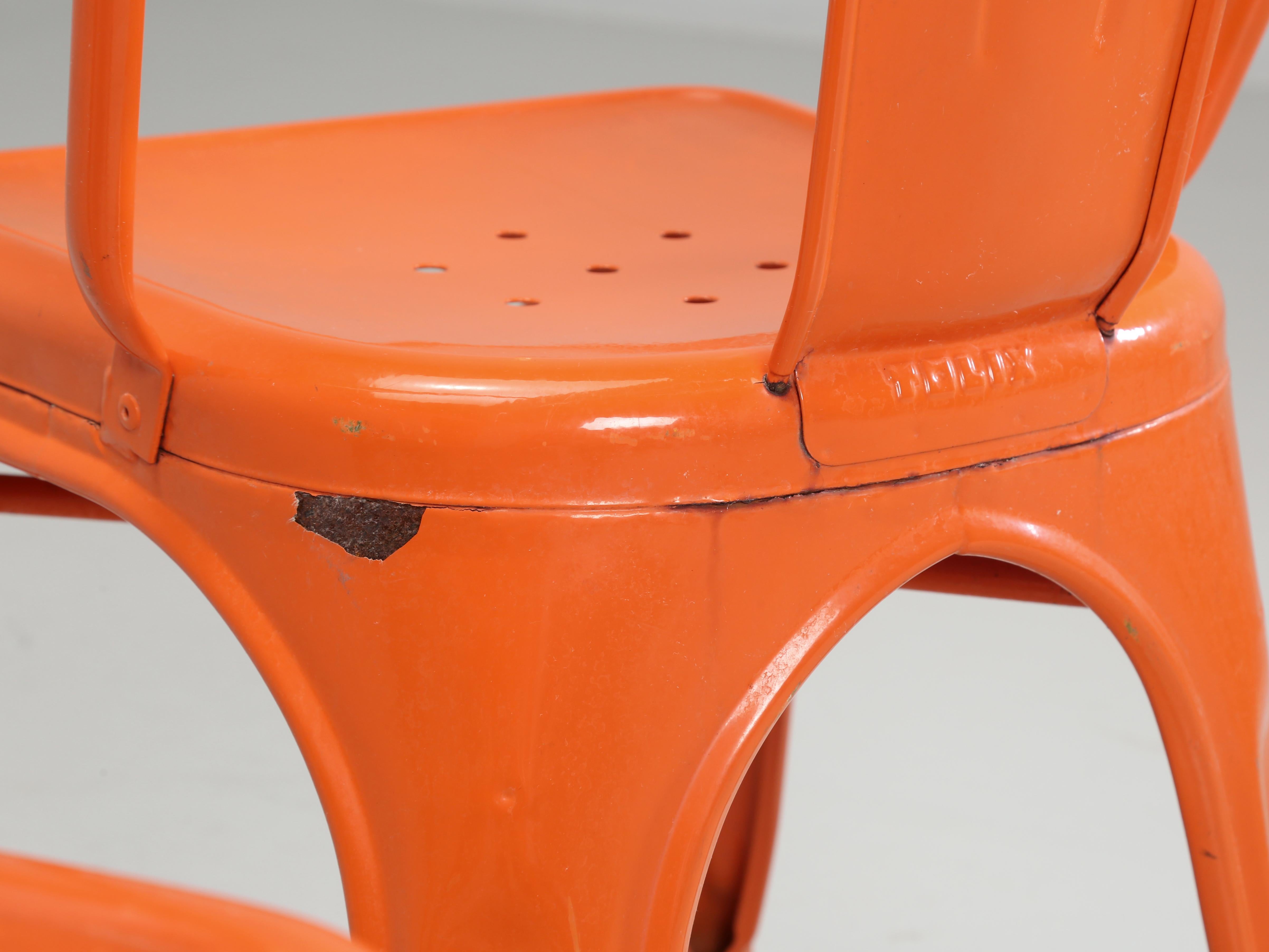 Tolix chaises empilables vintage orange en acier, fabriquées à la main, France (1300) en stock en vente 2