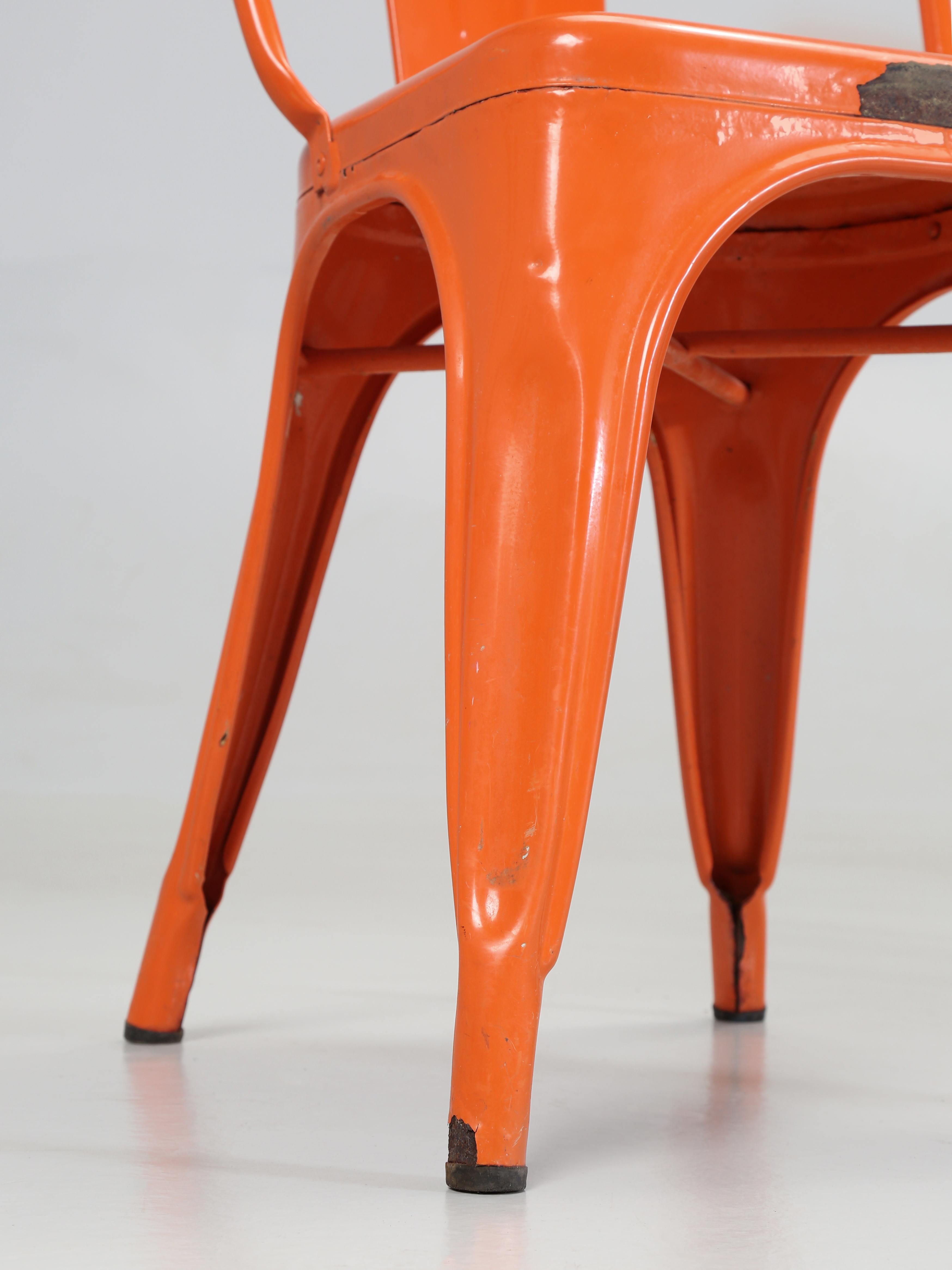 Tolix chaises empilables vintage orange en acier, fabriquées à la main, France (1300) en stock en vente 3