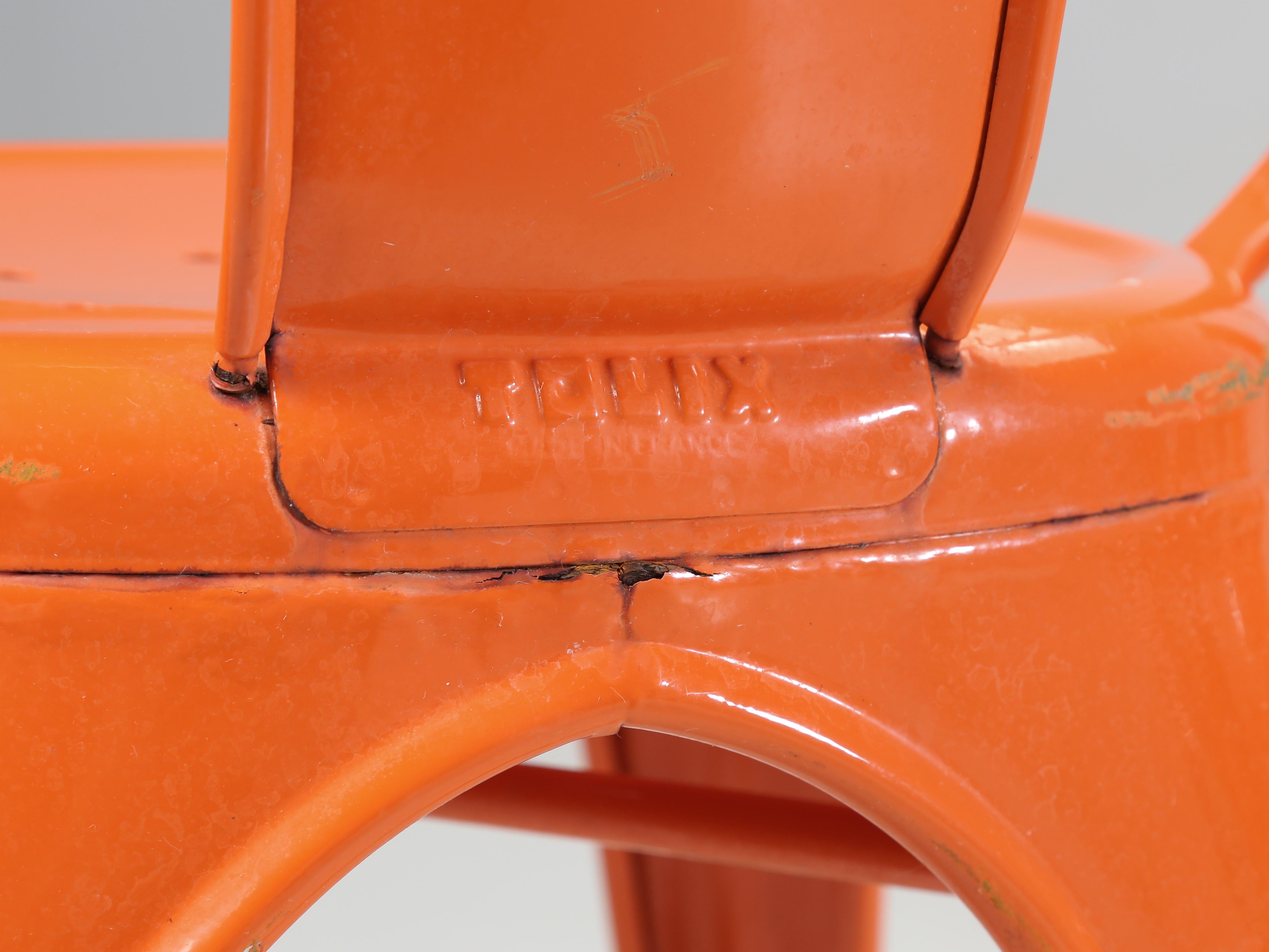 Tolix chaises empilables vintage orange en acier, fabriquées à la main, France (1300) en stock en vente 6