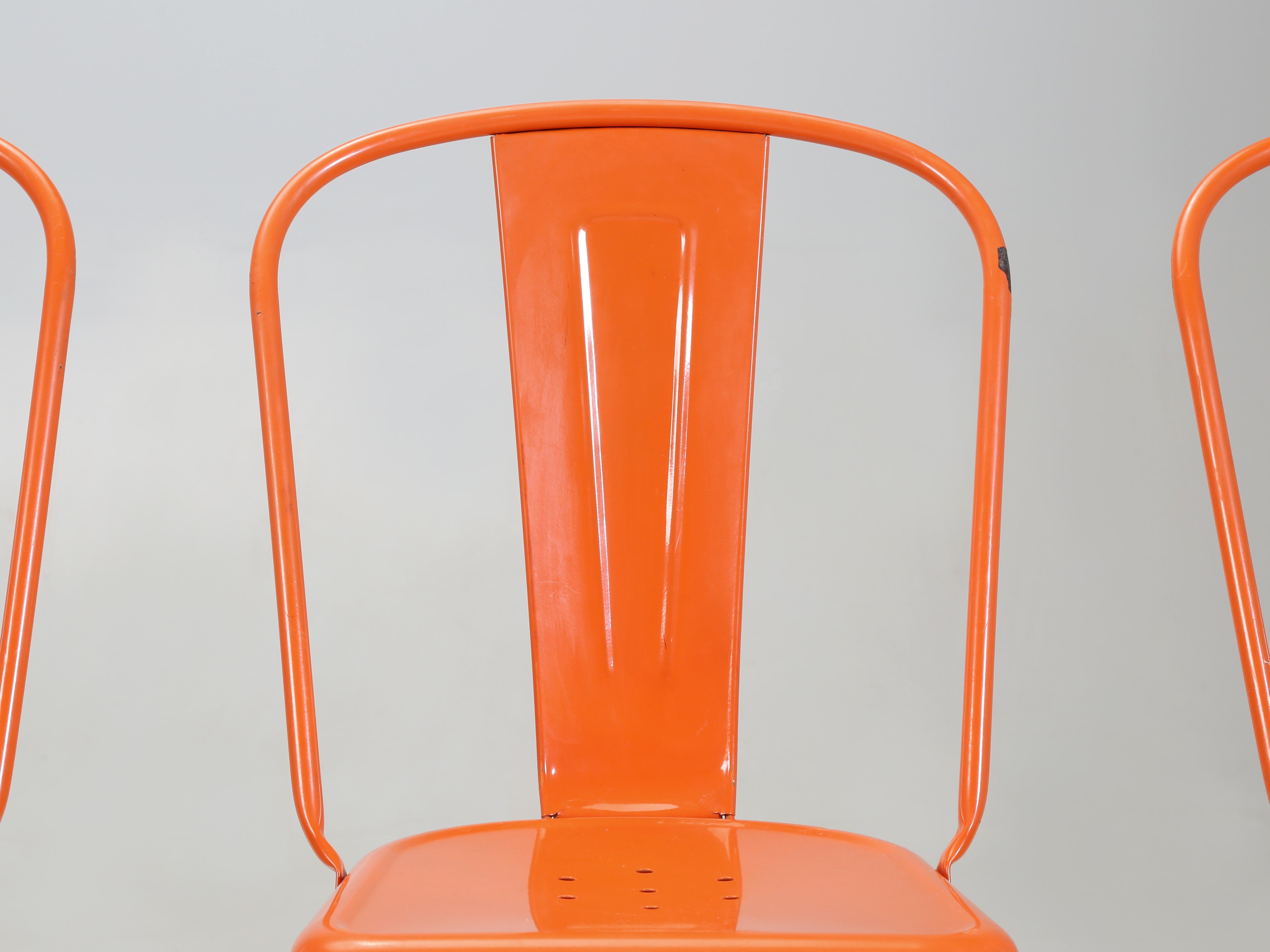 Véritable ensemble de 6 chaises empilables en acier Tolix de fabrication française, probablement fabriquées dans les années 1960. Les chaises Tolix ont été conçues pour être empilées en toute sécurité sur une hauteur de 12 mètres, selon le