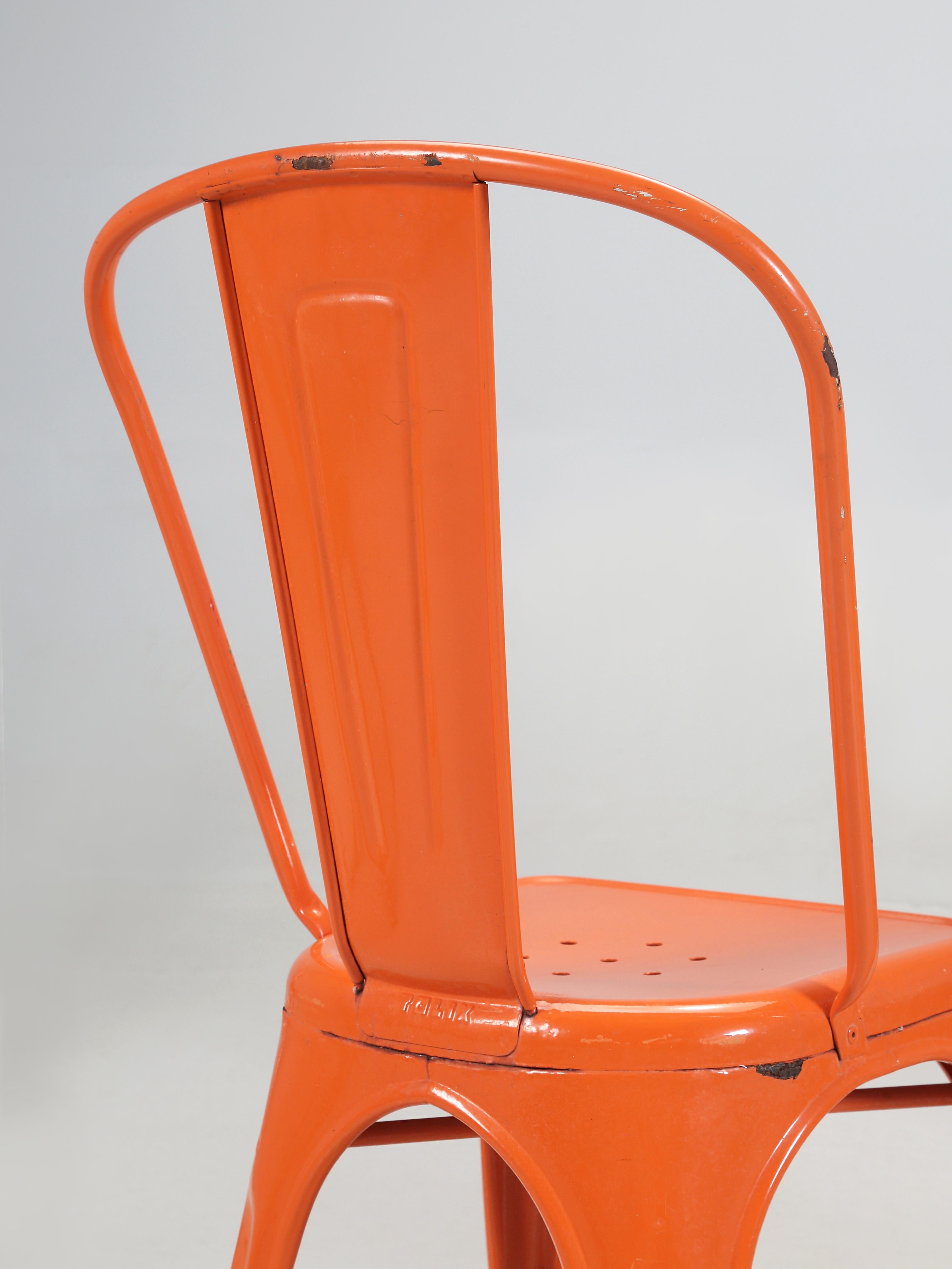 Tolix Vintage-Stapelstühle aus orangefarbenem Stahl, handgefertigt, Frankreich über (1300) (Industriell) im Angebot