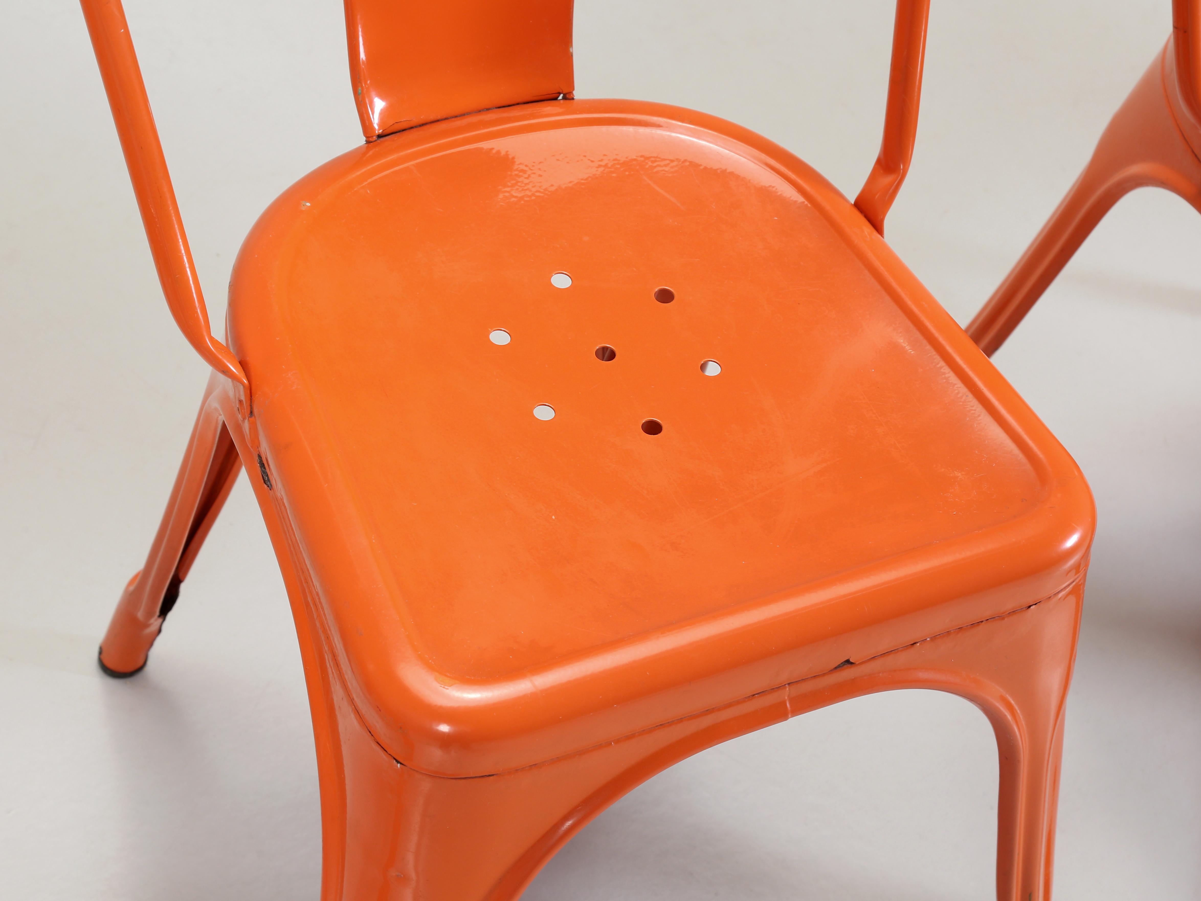 Français Tolix chaises empilables vintage orange en acier, fabriquées à la main, France (1300) en stock en vente
