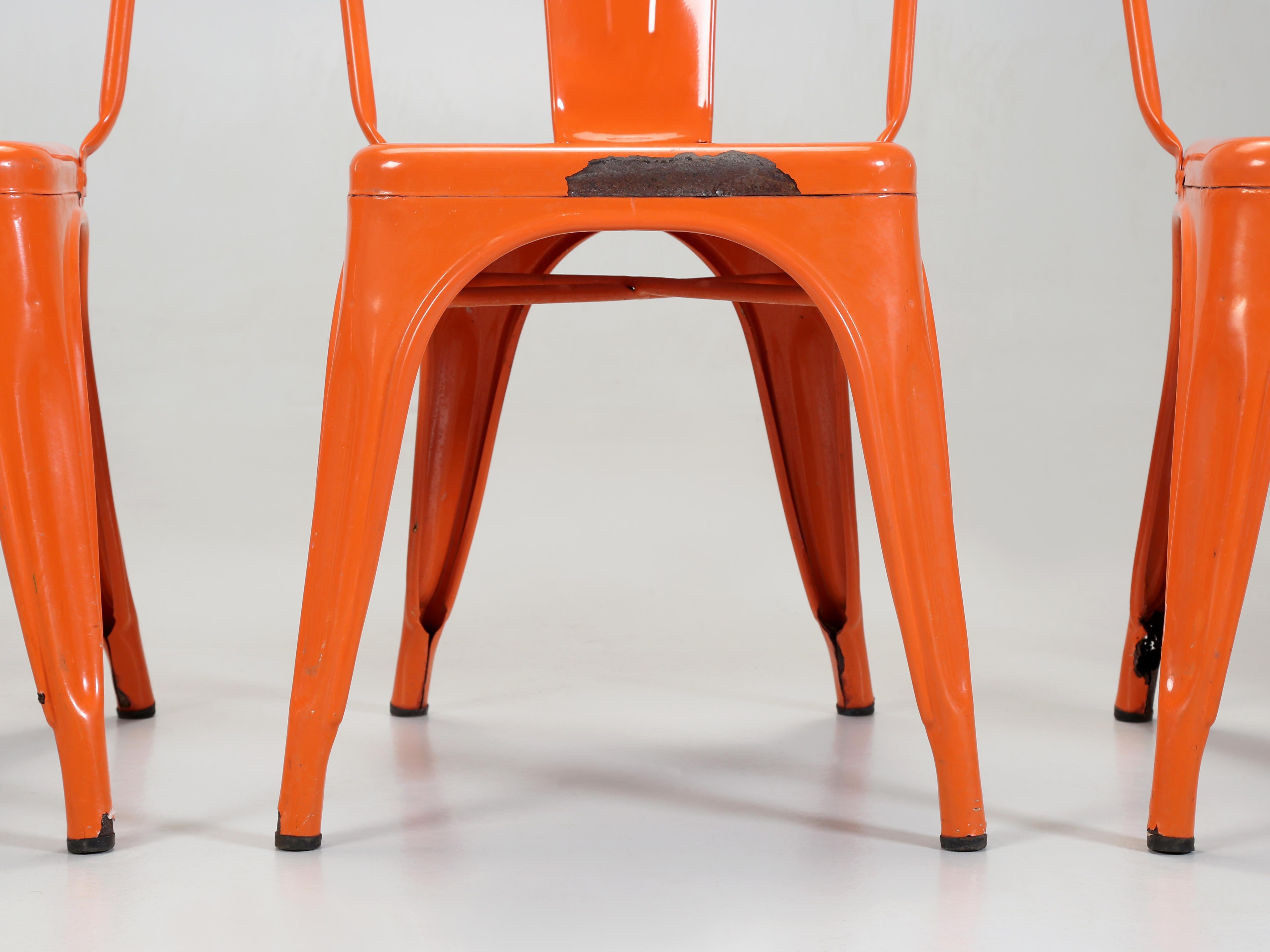 Tolix Vintage-Stapelstühle aus orangefarbenem Stahl, handgefertigt, Frankreich über (1300) im Zustand „Gut“ im Angebot in Chicago, IL