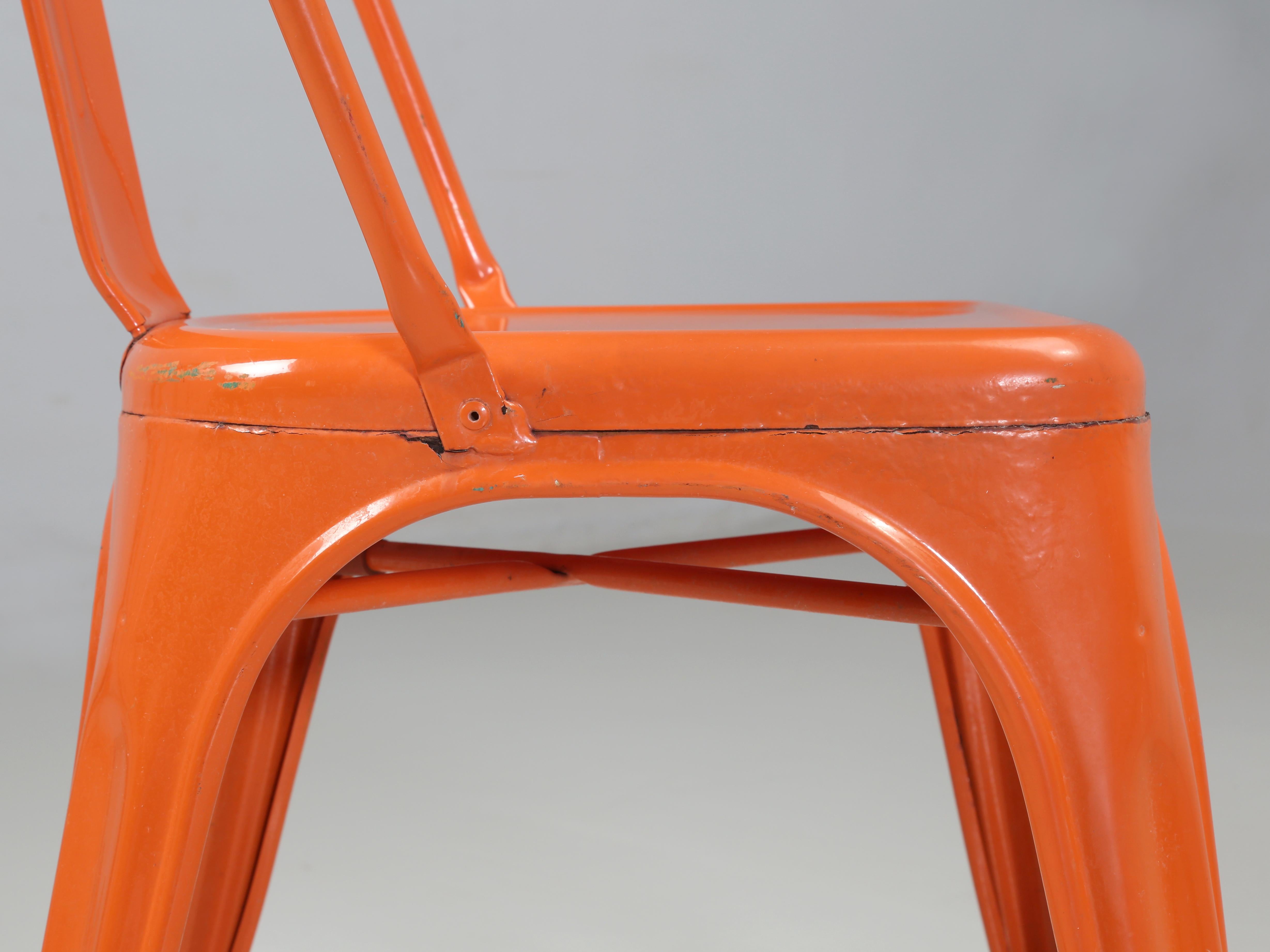Tolix Vintage-Stapelstühle aus orangefarbenem Stahl, handgefertigt, Frankreich über (1300) im Angebot 1