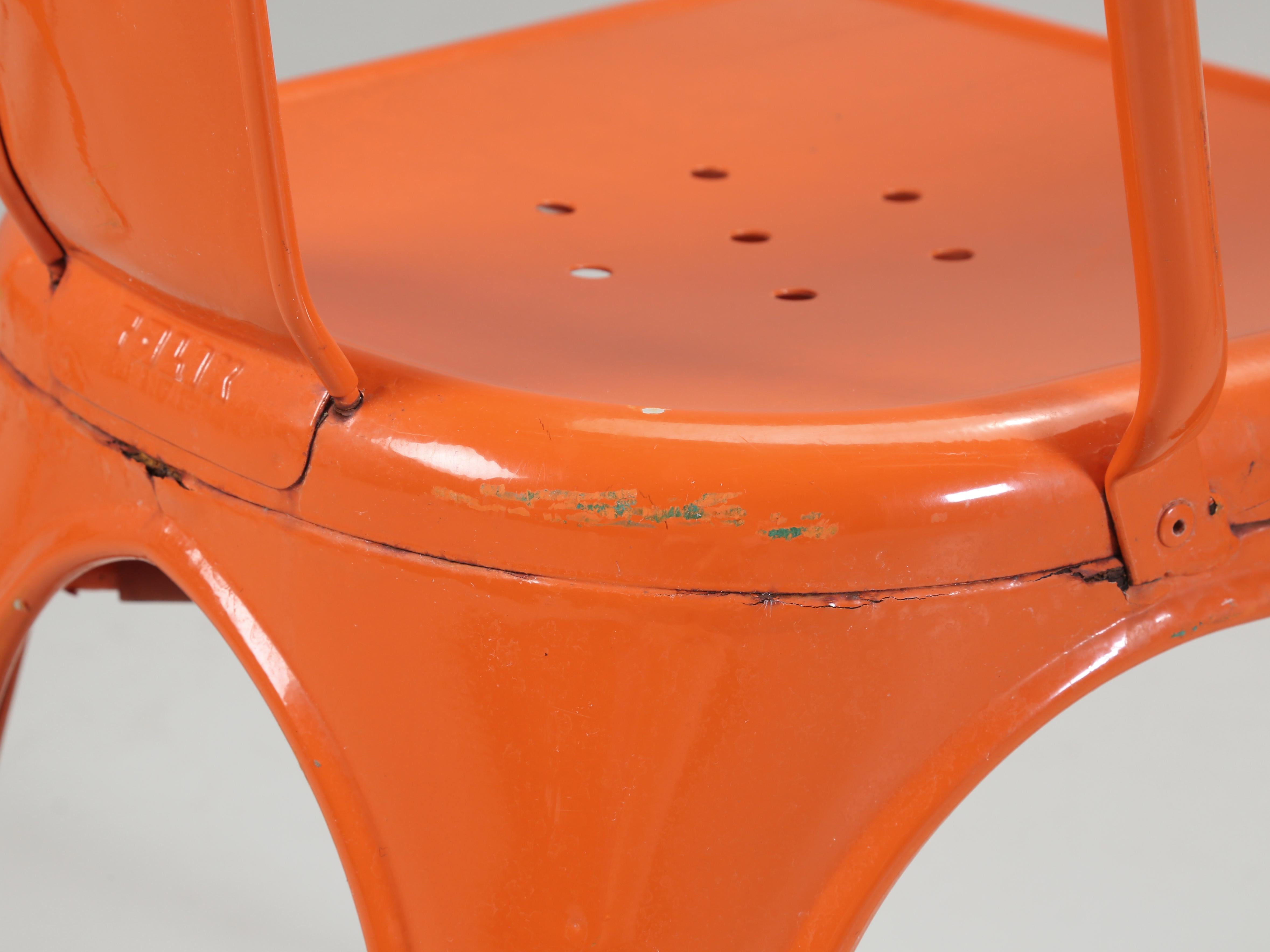 Tolix chaises empilables vintage orange en acier, fabriquées à la main, France (1300) en stock en vente 1