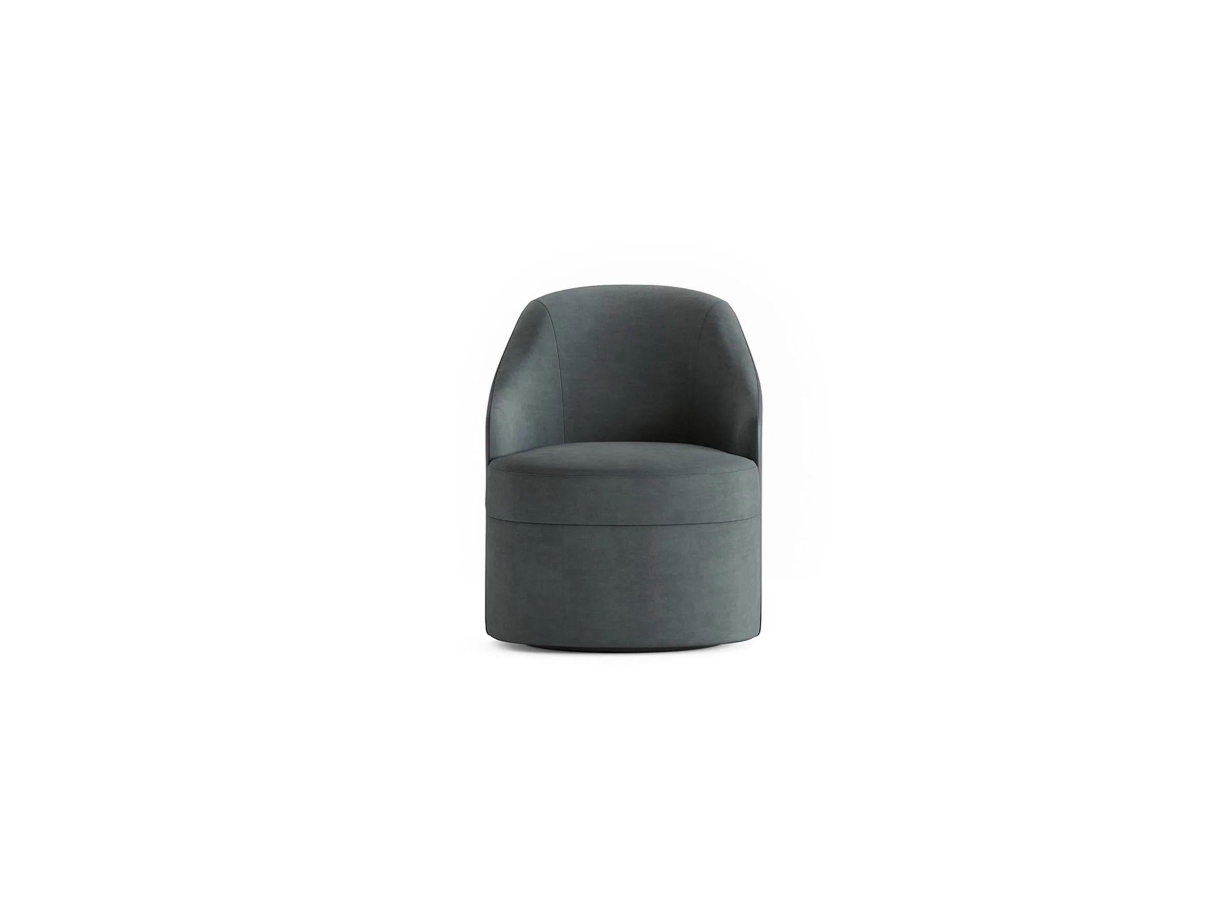 Aufbauend auf dem klassischen Design des Sessels TOLINA werden Stoffdetails und warme Holztöne verwendet, um die Metallbeine zu bedecken, wodurch ein reiches, ganzheitliches Erscheinungsbild entsteht. Die funktionalen, drehbaren Beine ermöglichen es