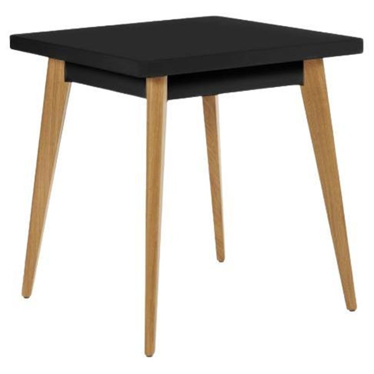 Table Tolix 55 de 70 x 70 cm pour l'extérieur peinte avec des pieds en bois  noir En vente sur 1stDibs