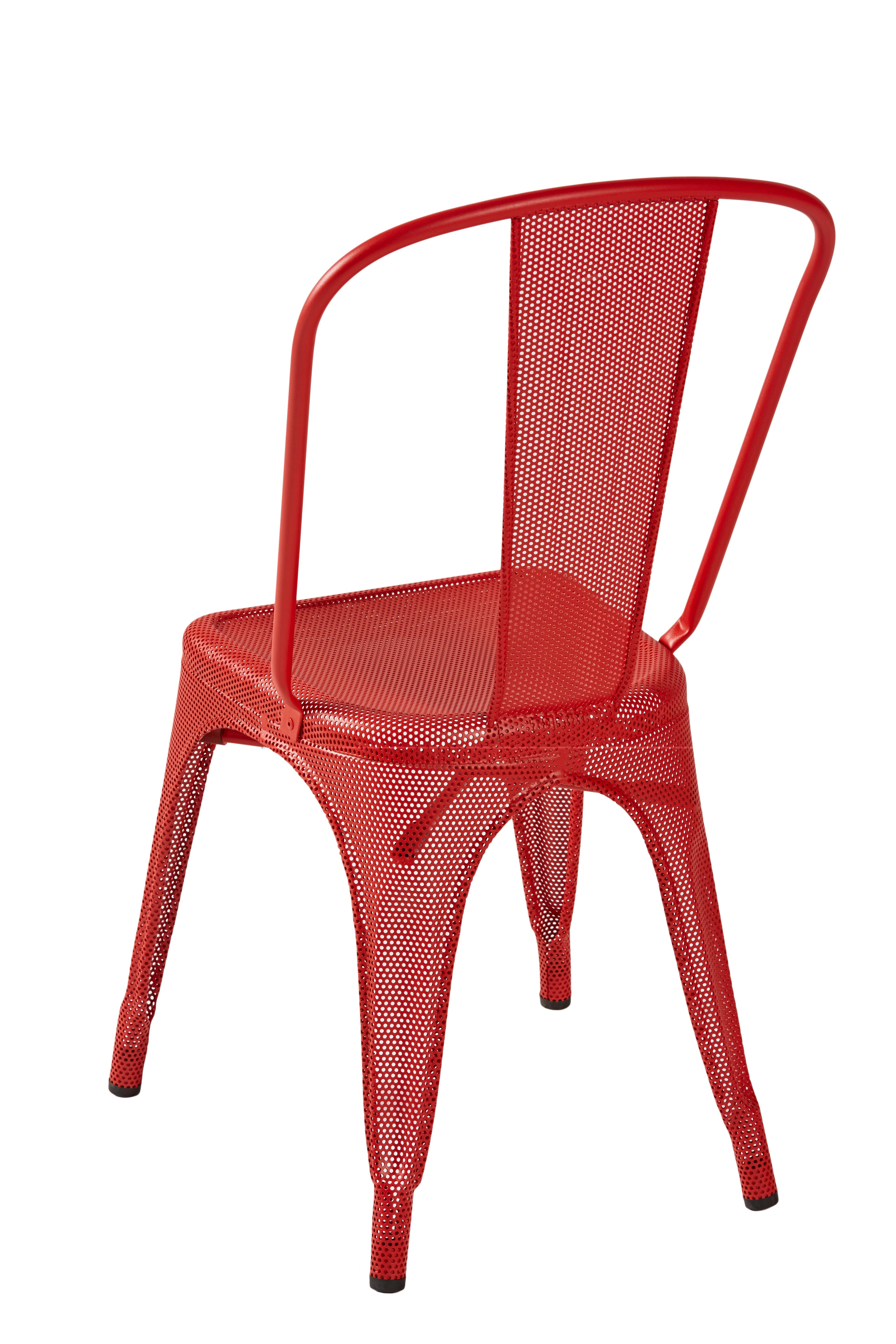 Tolix Ein Stuhl, perforiert, für den Außenbereich, bemalt in Chili (Französisch) im Angebot
