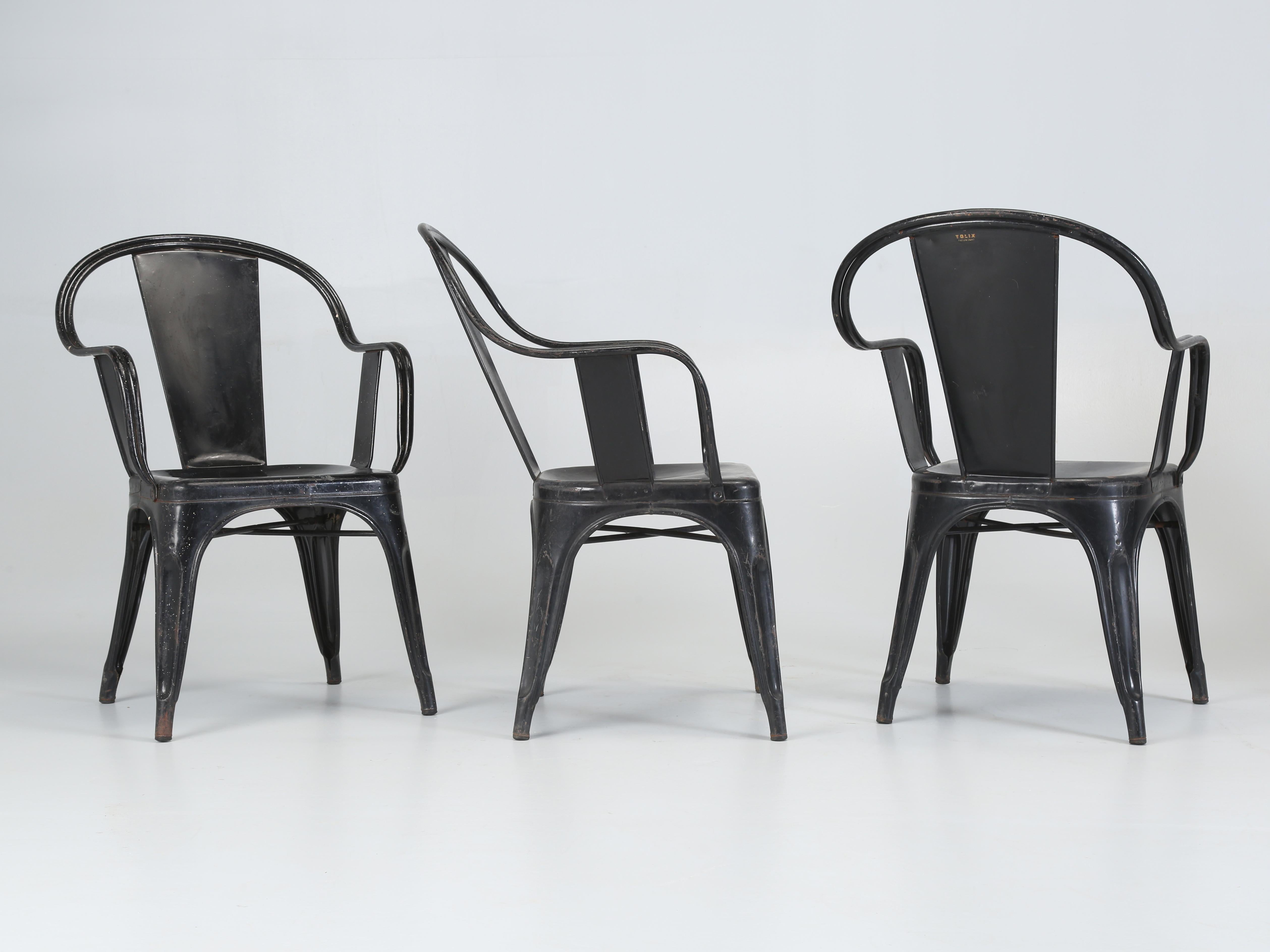 Vintage Set von 5 Tolix Very Rare Armchairs in ihrer originalen schwarzen, handbemalten Ausführung. Wir hatten kürzlich über 1900 neue und alte Tolix Stühle und Tolix Hocker auf Lager, und dies war einer von nur wenigen Tolix Sesseln. Das Besondere