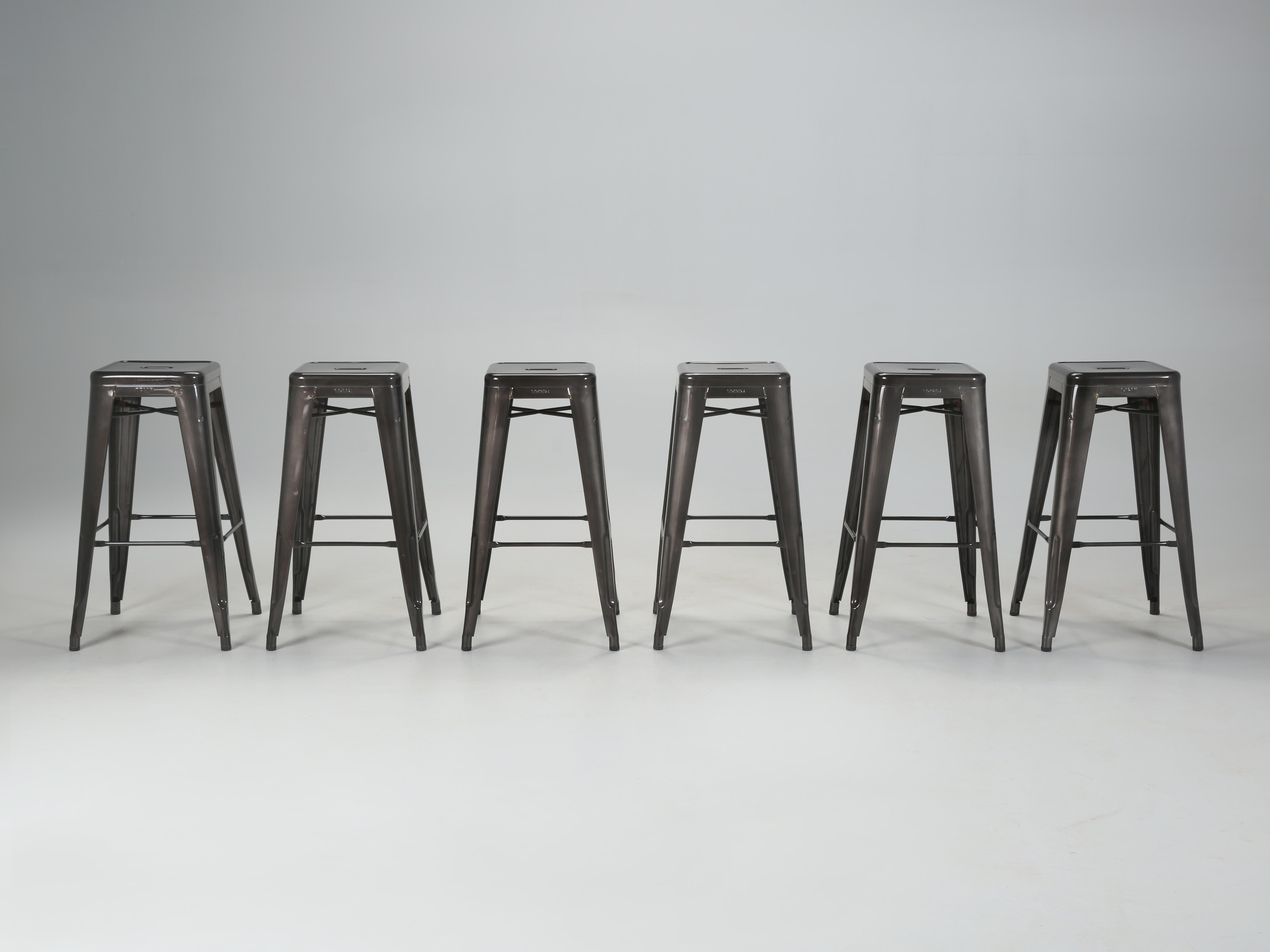 Les tabourets Tolix sont fabriqués à la main en France et sont restés dans un entrepôt pendant plus de 10 ans. Ensemble de 6 tabourets de bar Tolix, bien que nous ayons également quelques tabourets de comptoir Tolix en stock et tous sont téléchargés