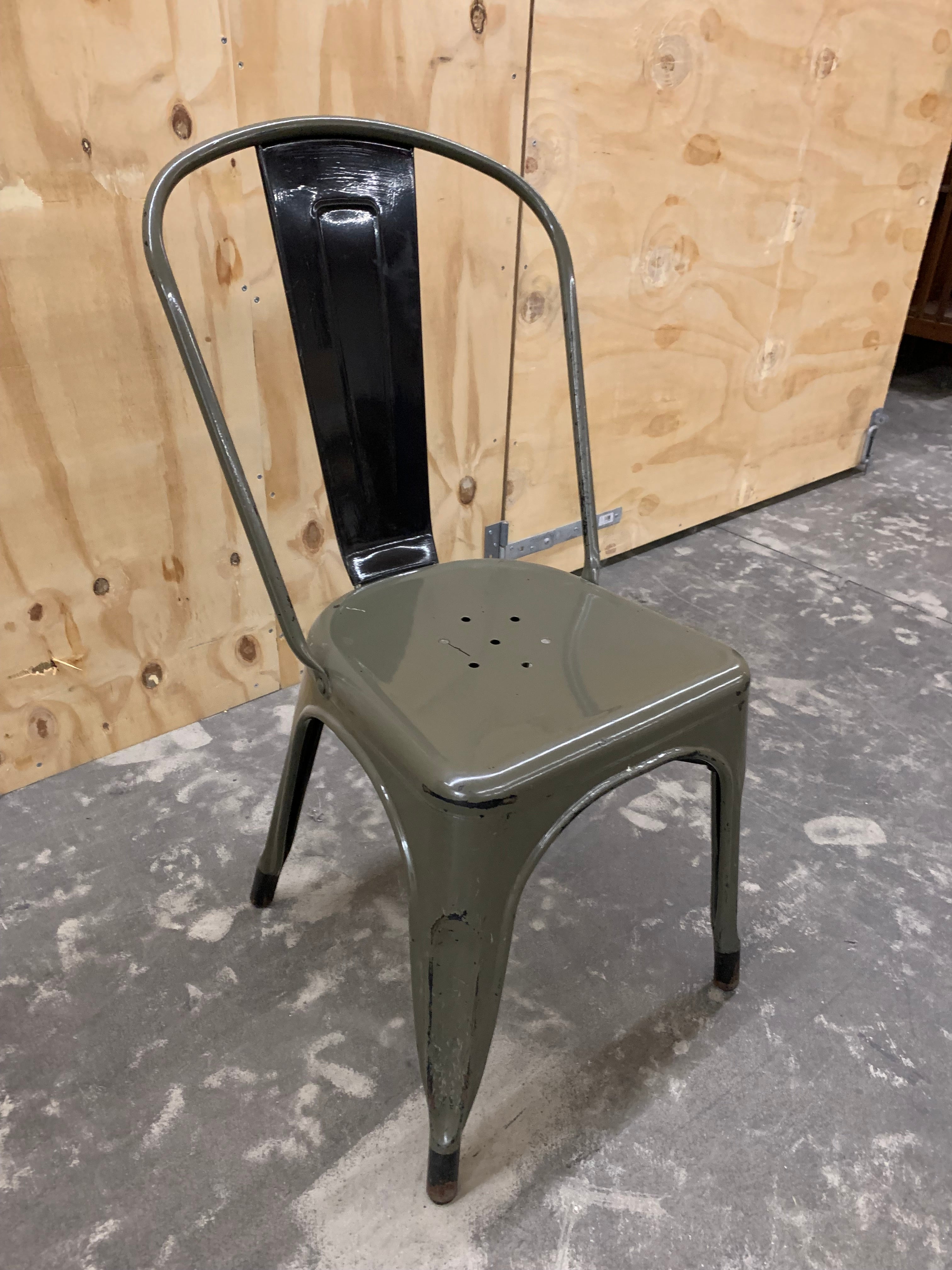 Chaise française classique Tolix, telle que dessinée par Xavier Pauchard en 1935. La chaise en métal est une icône du design français et cette version est déclinée en gris verdâtre et en noir. Belle patine.
Le prix est par pièce.