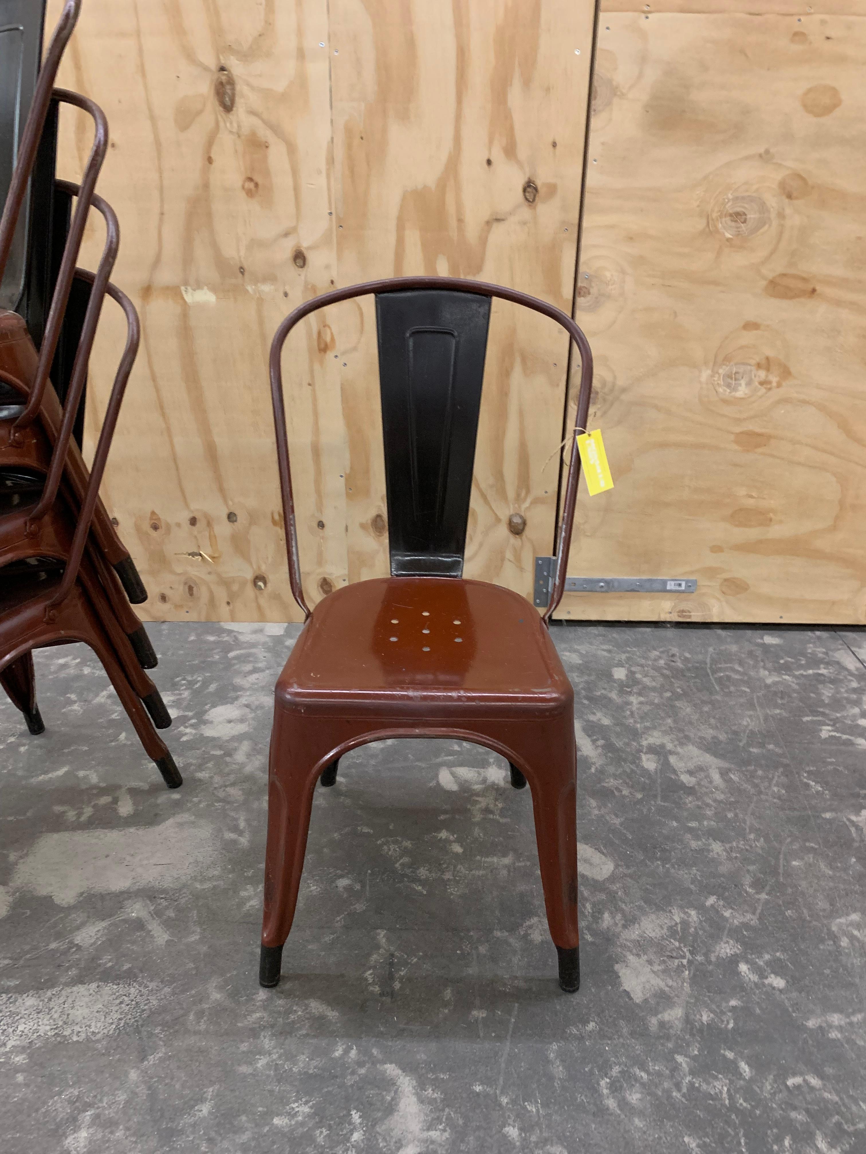 Chaise française classique Tolix, telle que dessinée par Xavier Pauchard en 1935. La chaise en métal est une icône du design français et cette version est disponible en rouge/brun bordeaux et en noir. Belle patine.
Le prix est par pièce. 12 pièces