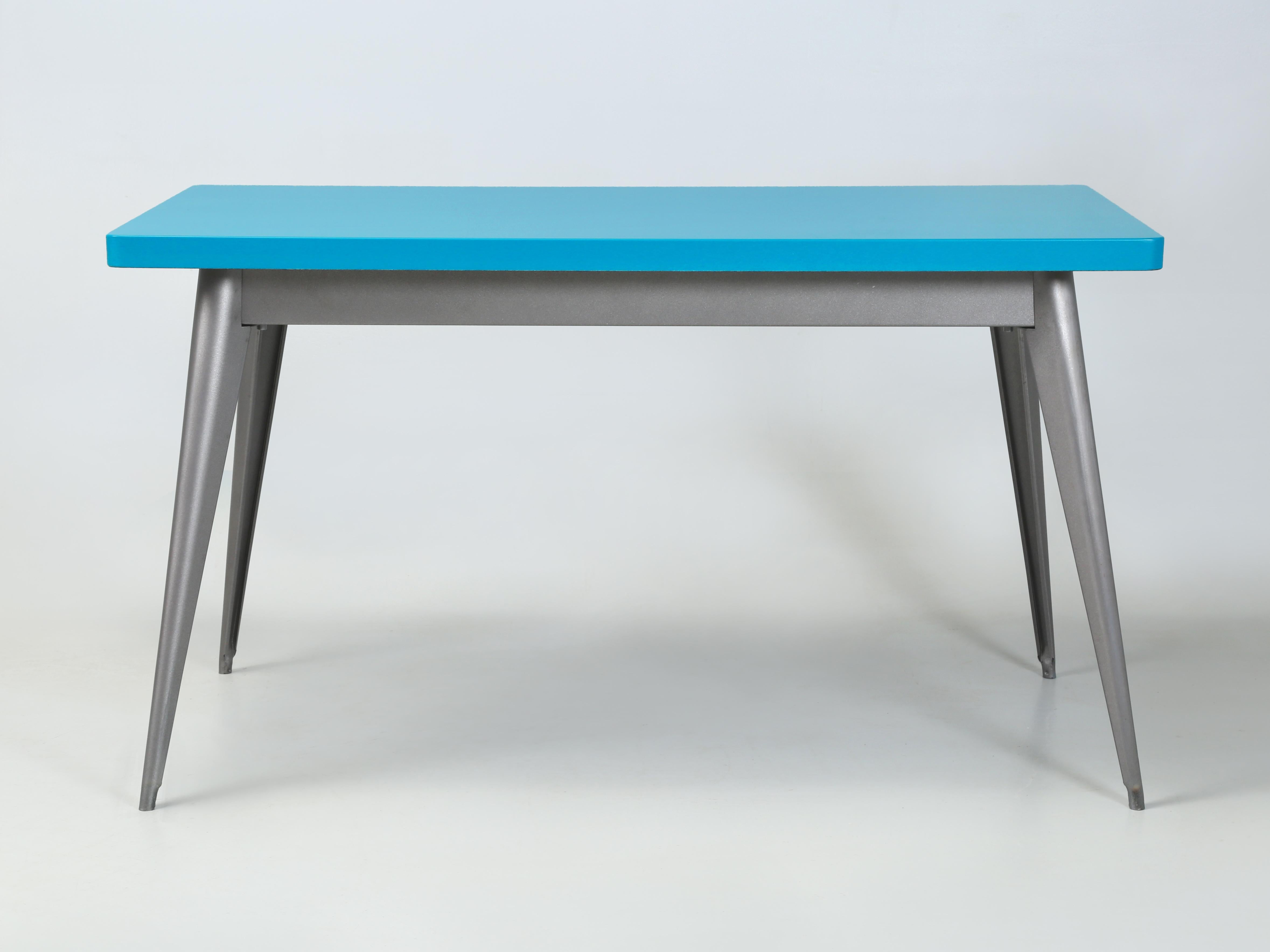 Mesa de acero Tolix Fabricada en Francia aunque Pintada en nuestro departamento de Acabado de Tablones Antiguos. Las sillas Tolix a juego son opcionales, al igual que otras mesas Tolix que tenemos en stock. Actualmente disponemos de unas cuantas