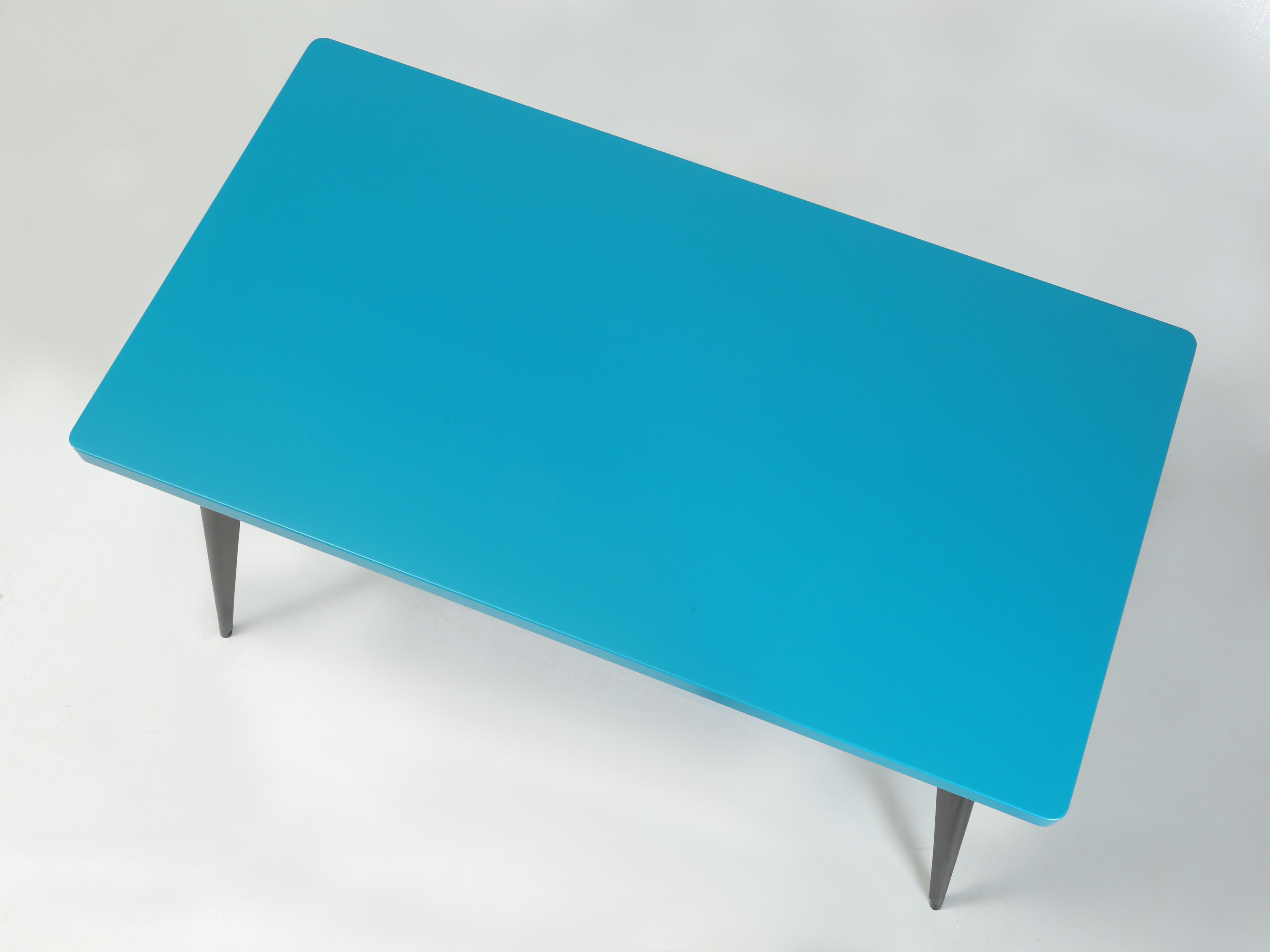 Tolix, genuino francés fabricado en dos tonos Pintura personalizada Sillas a juego disponibles Francés en venta