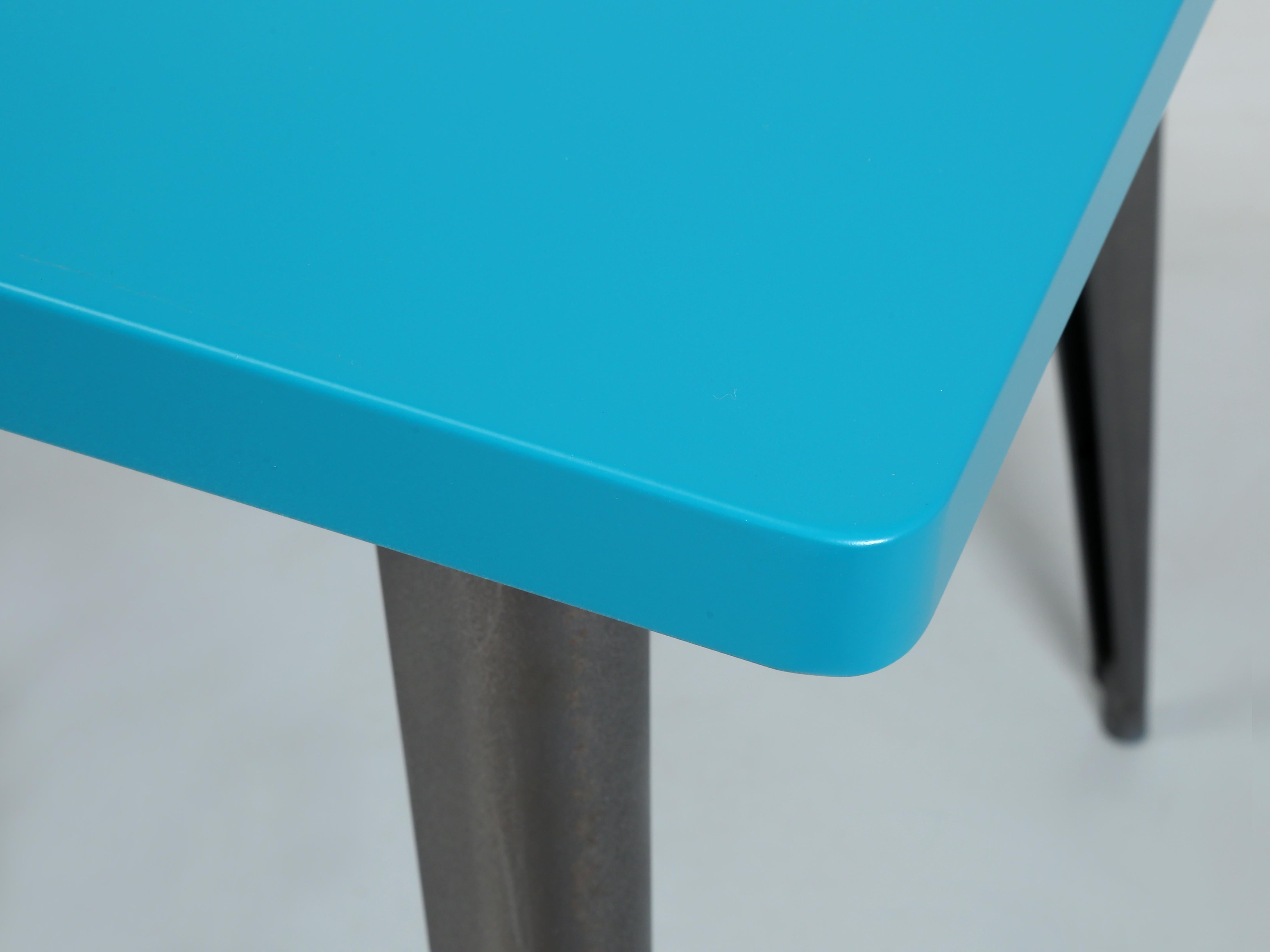 Tolix, genuino francés fabricado en dos tonos Pintura personalizada Sillas a juego disponibles Hecho a mano en venta