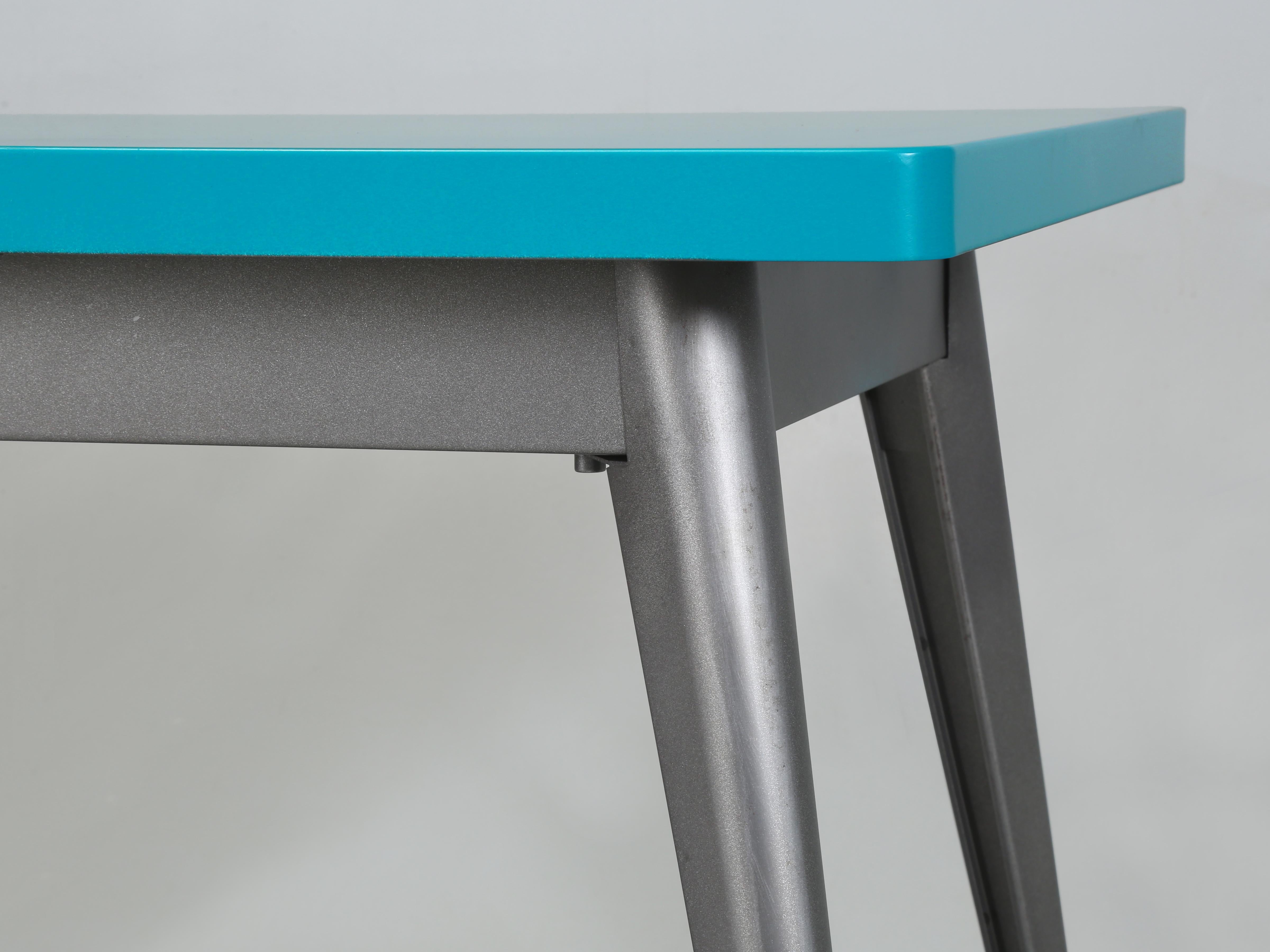Tolix, genuino francés fabricado en dos tonos Pintura personalizada Sillas a juego disponibles en Bueno estado para la venta en Chicago, IL