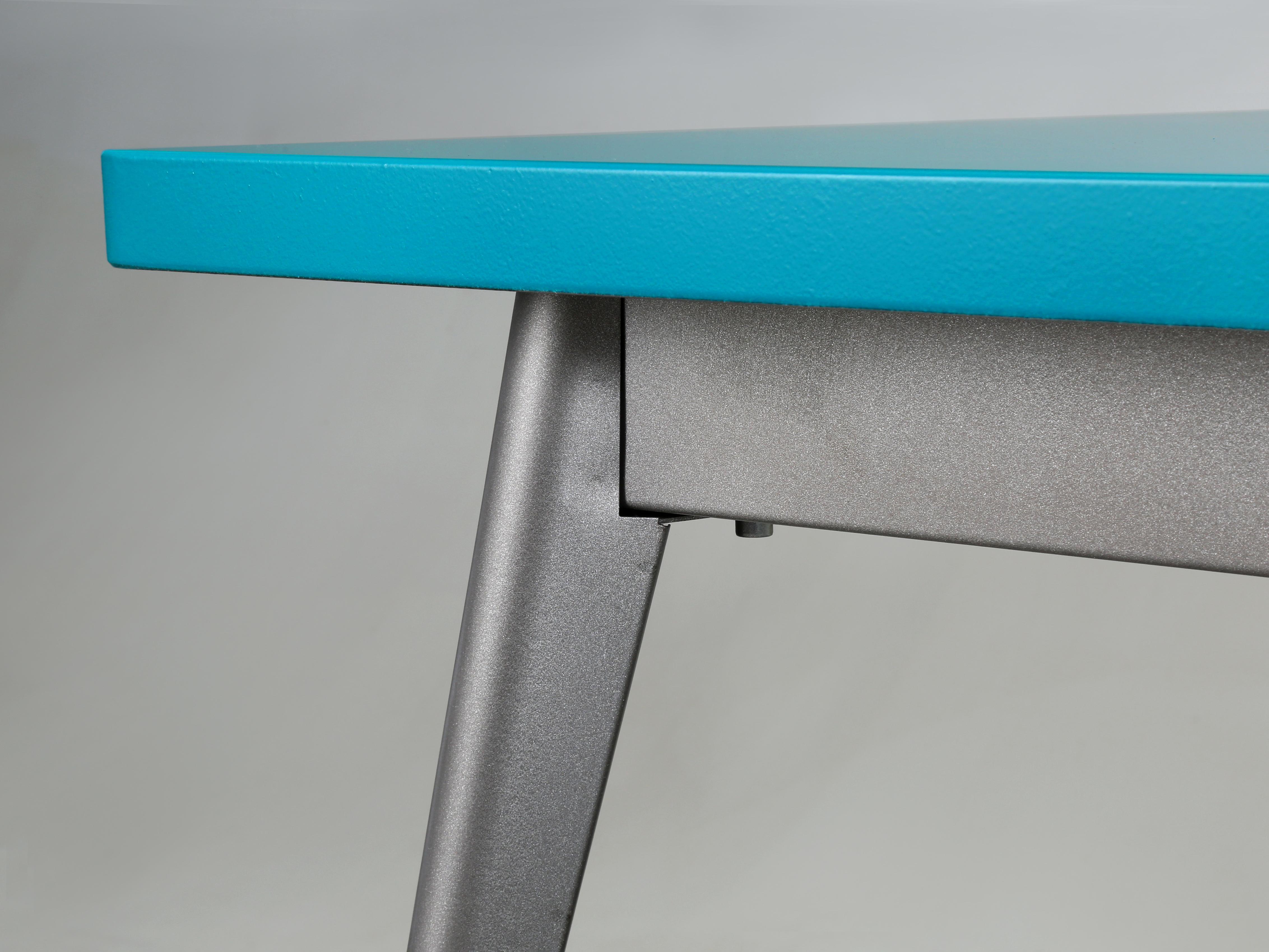 Tolix, genuino francés fabricado en dos tonos Pintura personalizada Sillas a juego disponibles Siglo XXI y contemporáneo en venta