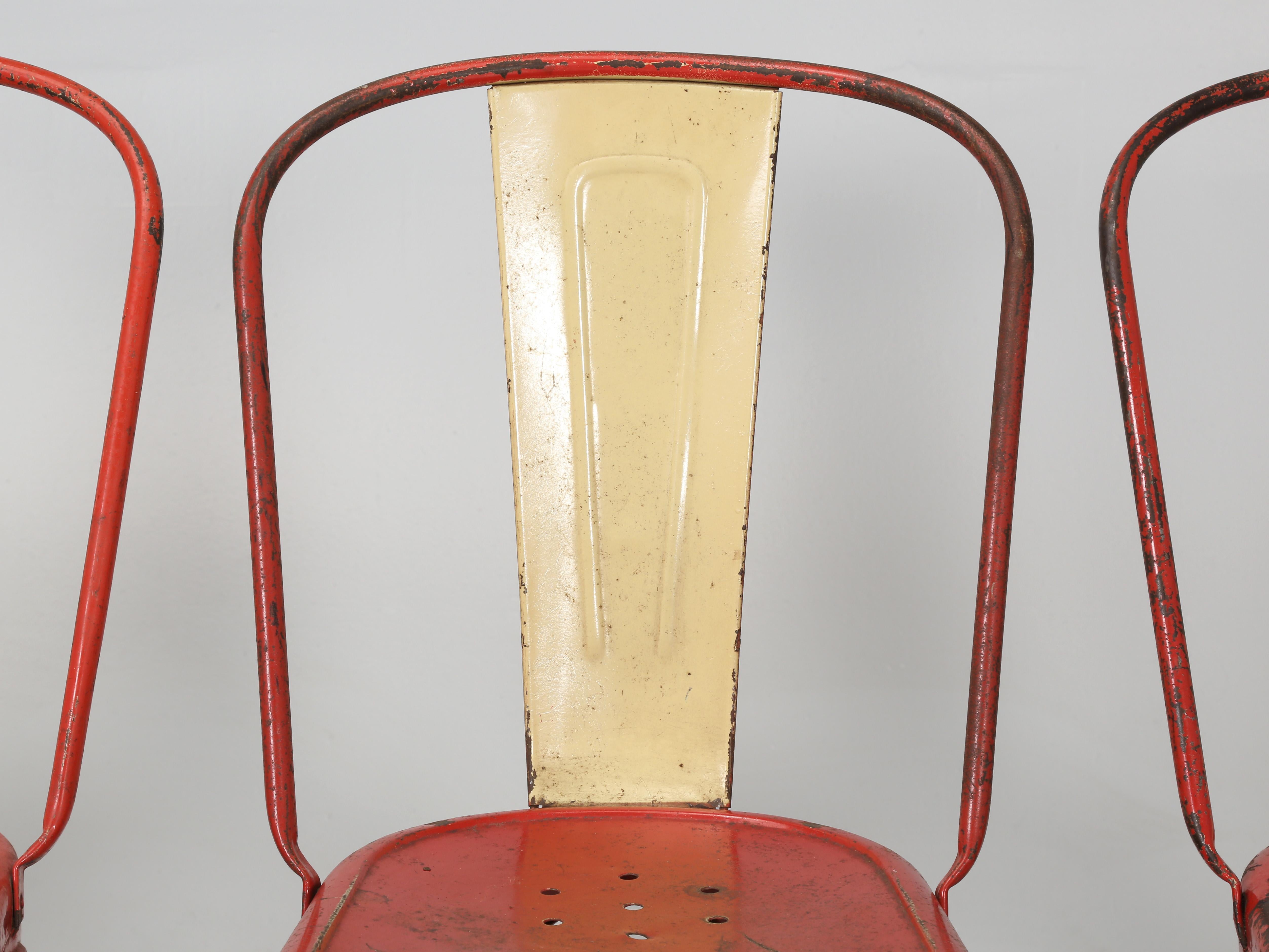 Tolix 'Genuine' Vintage-Esszimmerstühle aus Stahl, ca. 1950er Jahre, Hunderte von Tolix-Stühlen im Zustand „Gut“ im Angebot in Chicago, IL