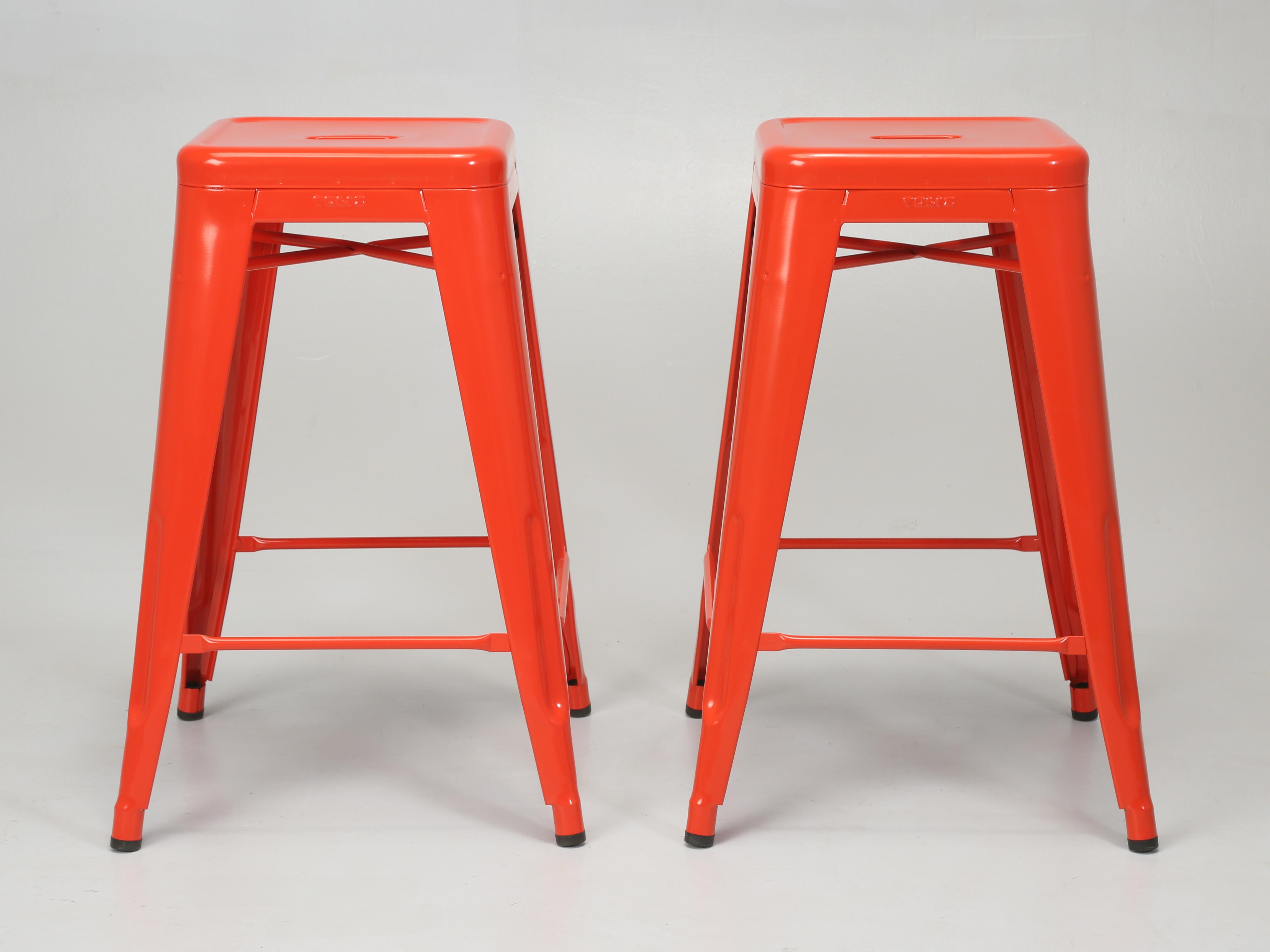 Sgabelli da banco originali Tolix Arancio Sangue Set (2) Altri colori disponibili in sgabelli da banco, altezza bar e altezza tavolo da pranzo, oltre a 100 sedie da pranzo Tolix disponibili e tutti scaricati il più velocemente possibile sul sito