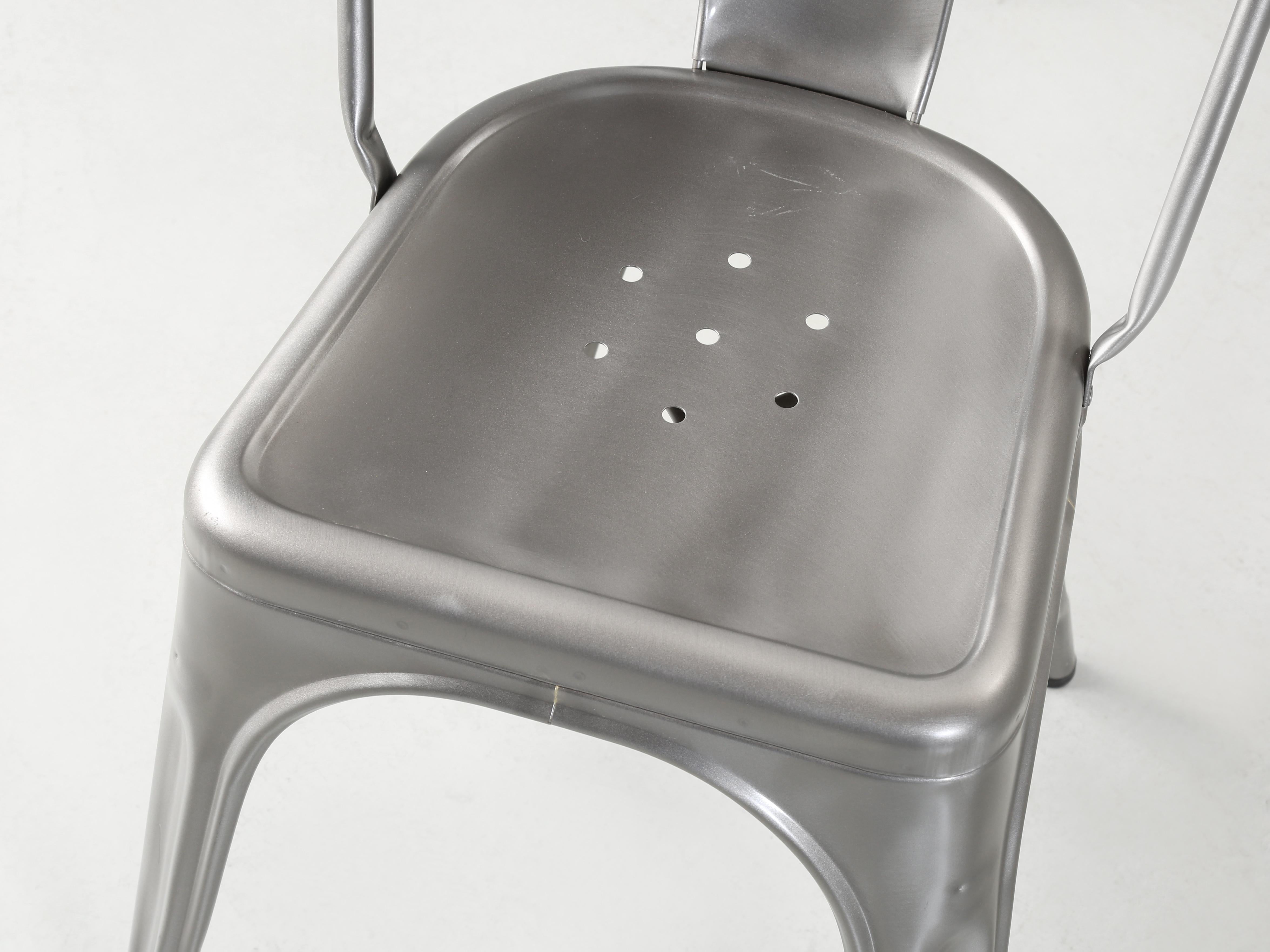 Tolix, Paar Stapelstühle aus satiniertem grauem Stahl, hergestellt in Frankreich, Hunderte verfügbar im Angebot 6