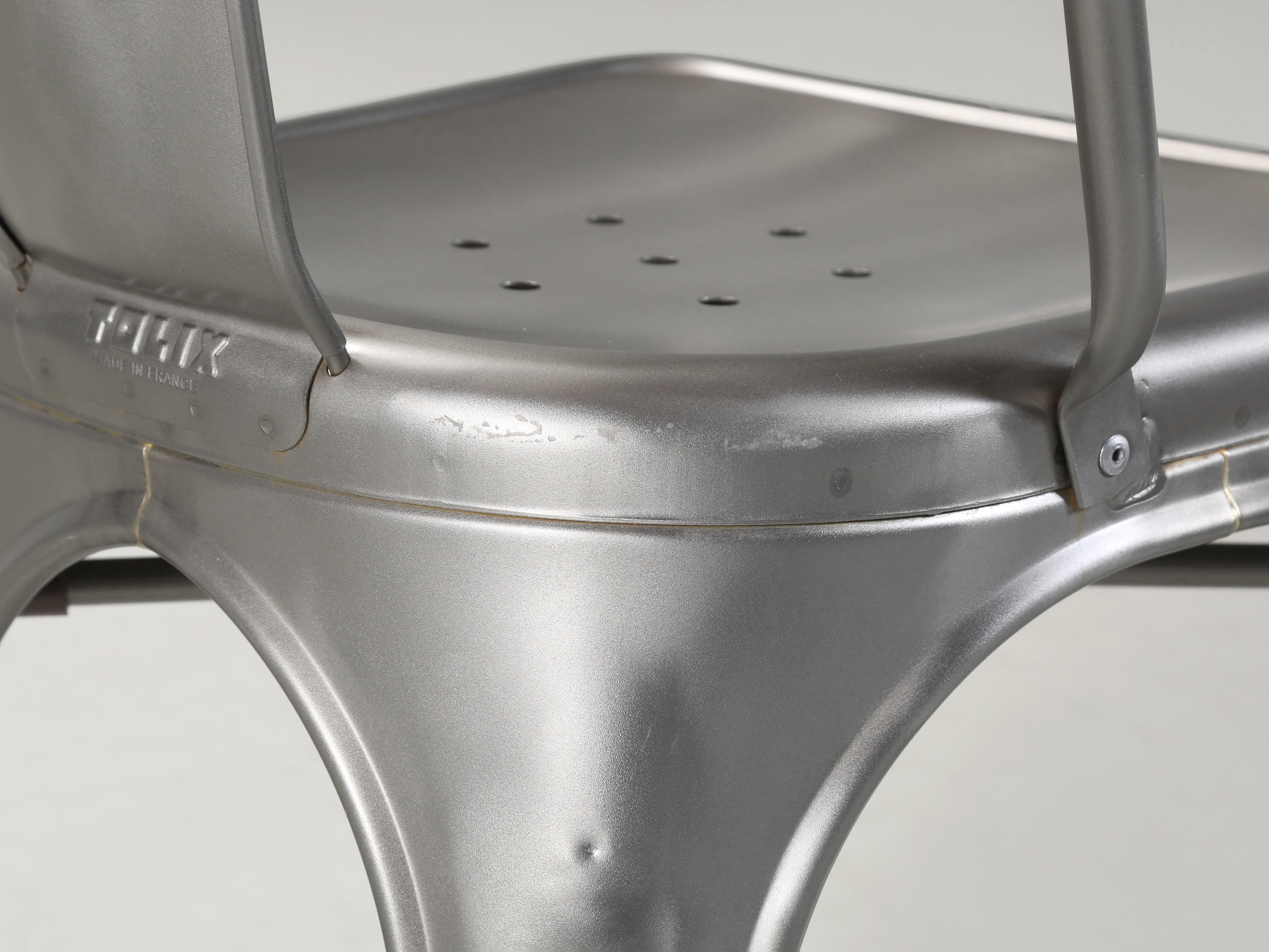 Tolix, Paar Stapelstühle aus satiniertem grauem Stahl, hergestellt in Frankreich, Hunderte verfügbar im Angebot 9
