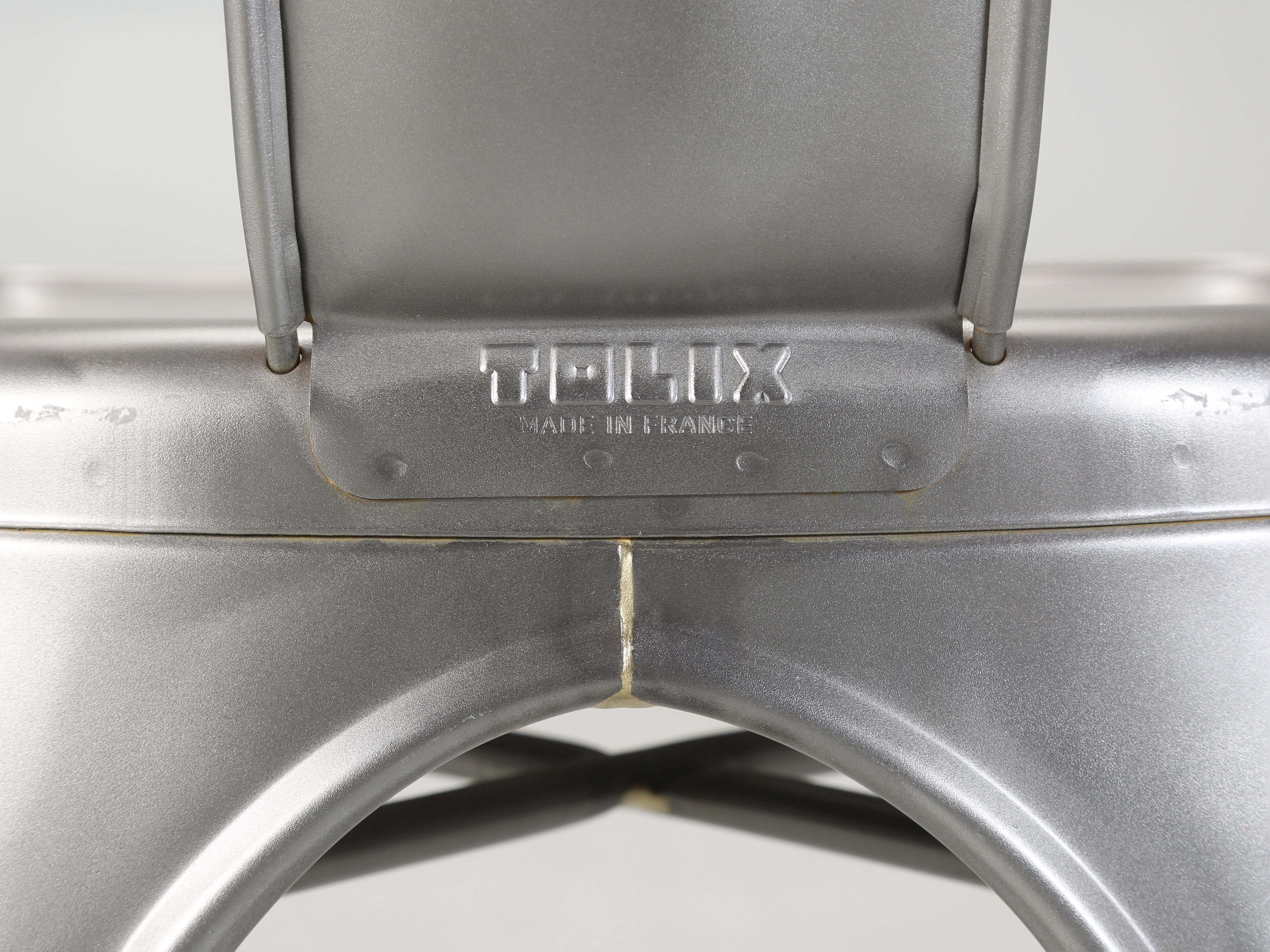 Tolix, Paar Stapelstühle aus satiniertem grauem Stahl, hergestellt in Frankreich, Hunderte verfügbar im Angebot 10