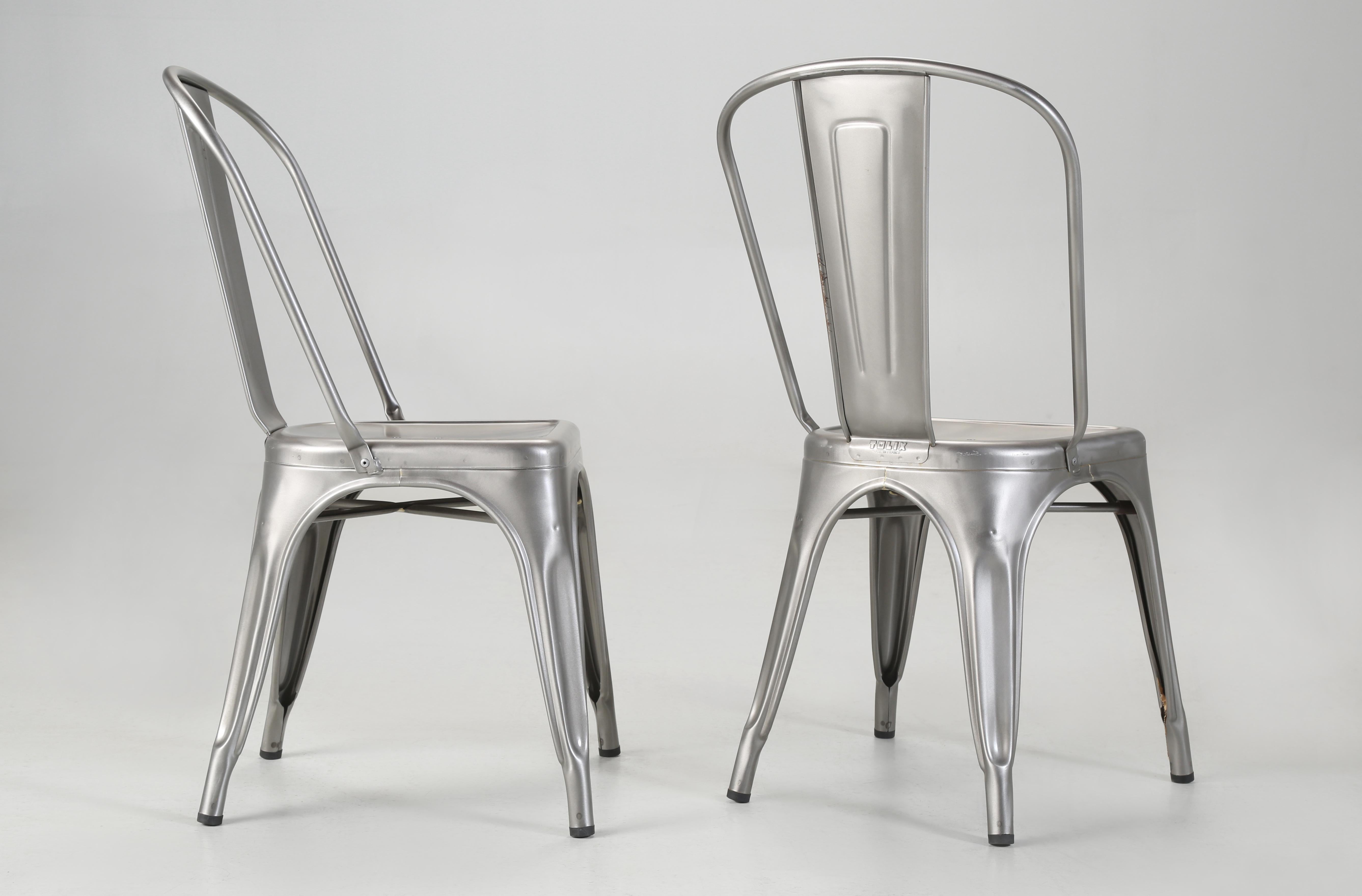 Tolix, Paar Stahl Stacking Chairs in einem Satin Grey Finish, dass viele Mängel haben wird, für diese Tolix Stühle, zusammen mit über 1900 weitere Stücke von Tolix hatte in einem Illinois Lager für 10-15-Jahre sitzen. Jede Woche werden wir weitere