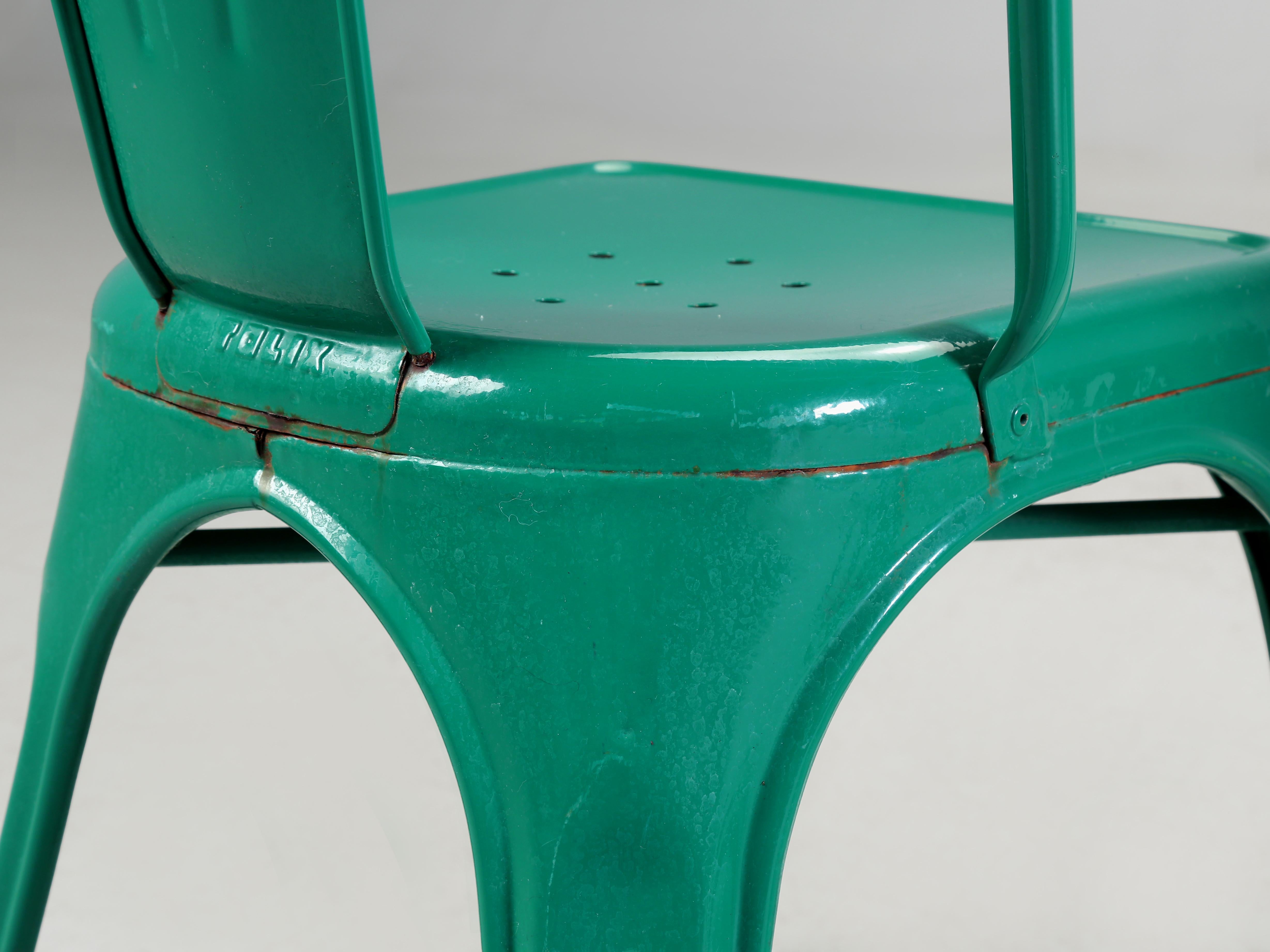 Tolix set de (3) chaises vintage en acier vert envy, Hundreds plus disponibles en vente 3