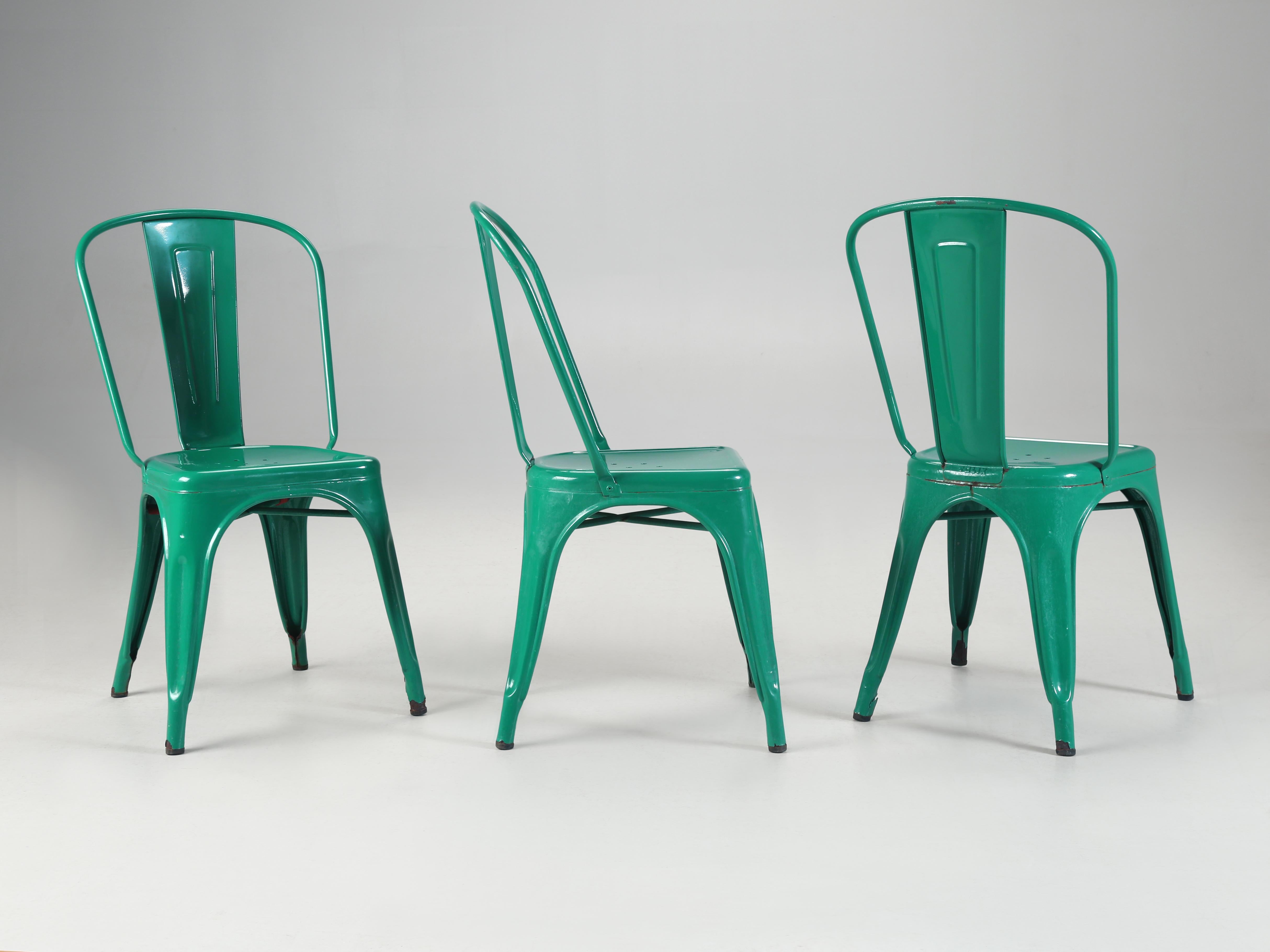 Ensemble de 3 chaises empilables en acier Tolix de couleur Vert Envy. Elles ont probablement été fabriquées en France il y a environ 50 ans. La finition peinte en vert a beaucoup de patine et il faut regarder les photos de détail des imperfections.