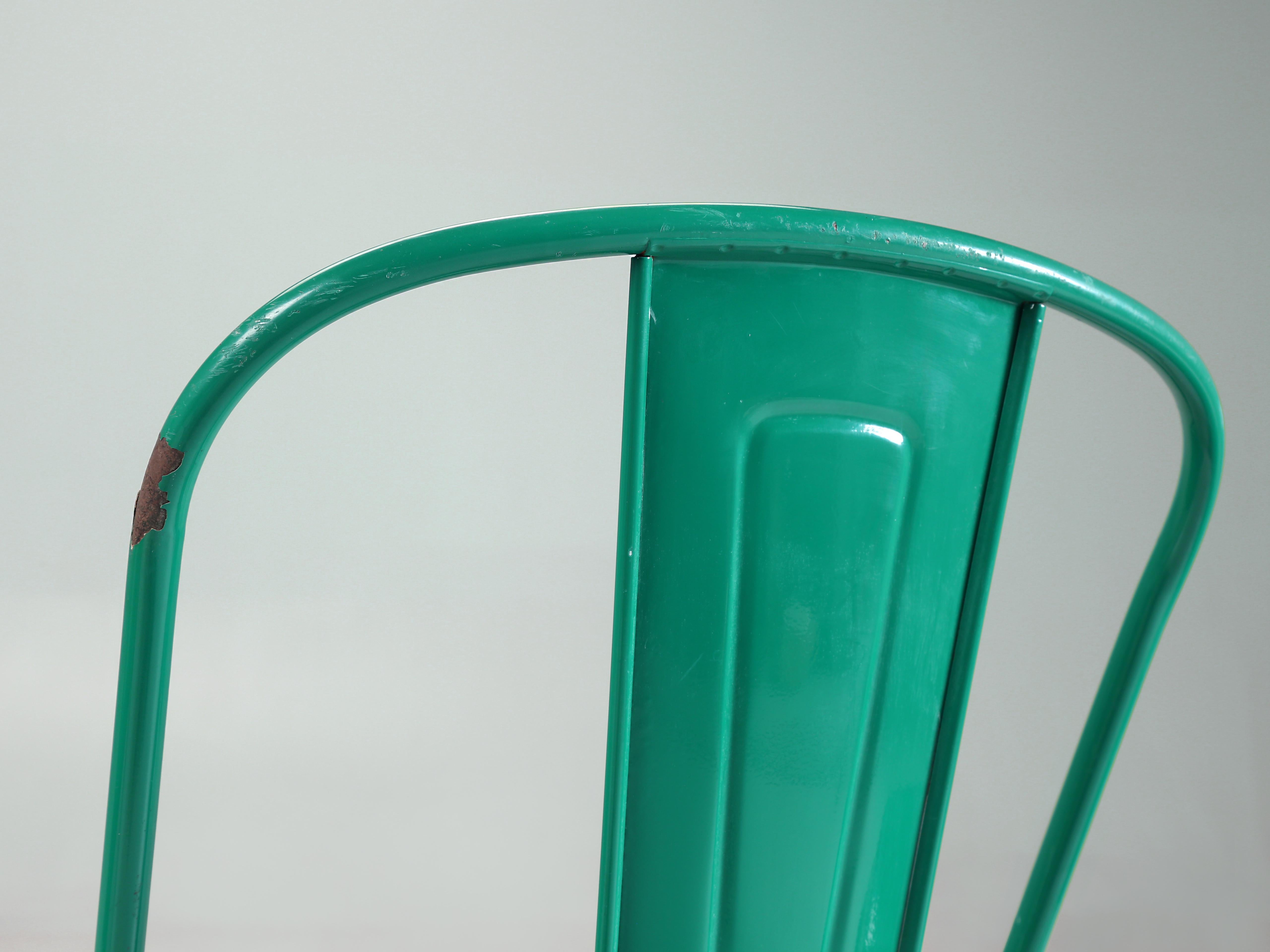 Tolix set de (3) chaises vintage en acier vert envy, Hundreds plus disponibles Bon état - En vente à Chicago, IL