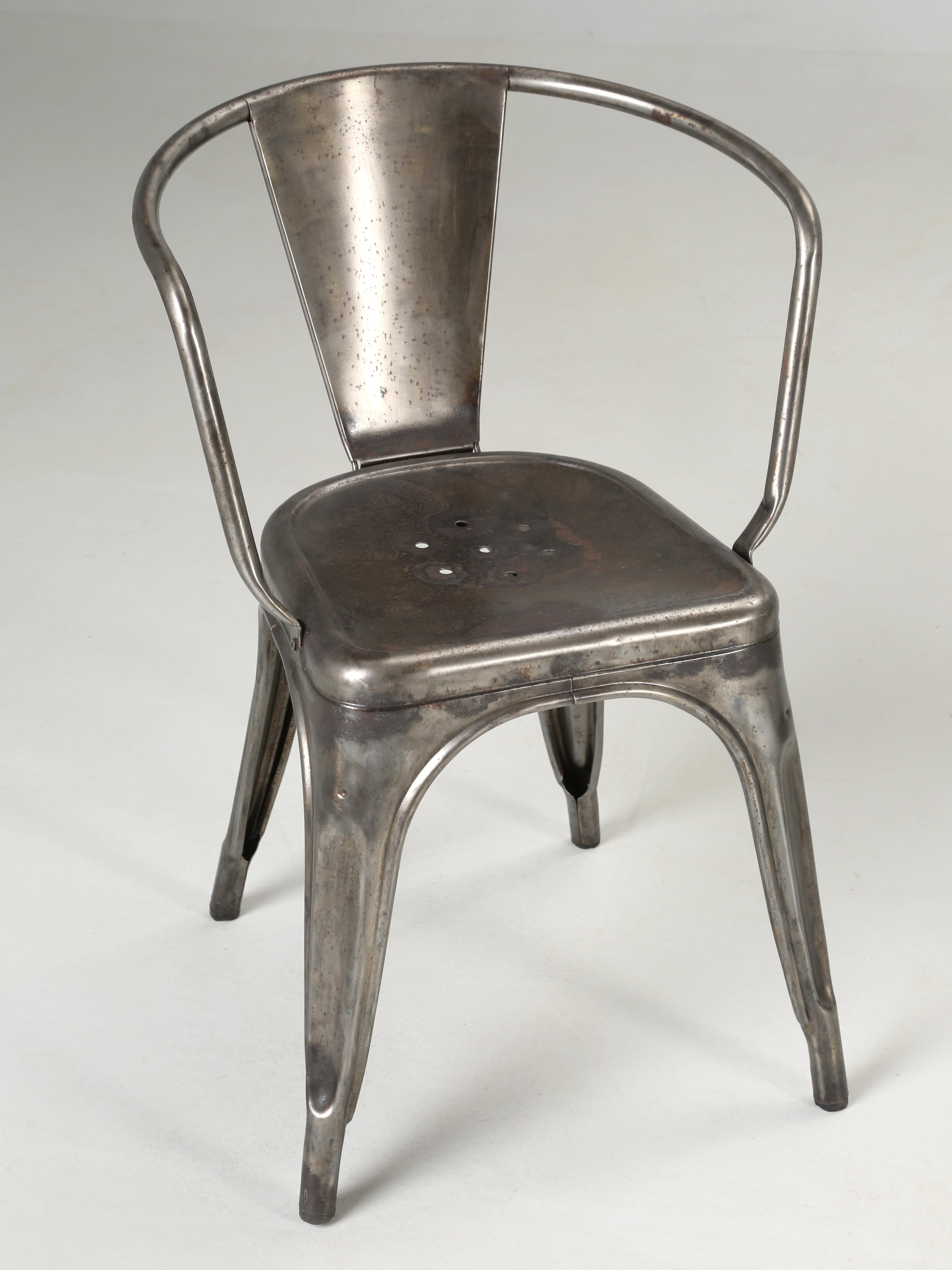 Industriel Tolix chaises empilables en acier brut 40 disponibles, ou 100 en peinture d'origine