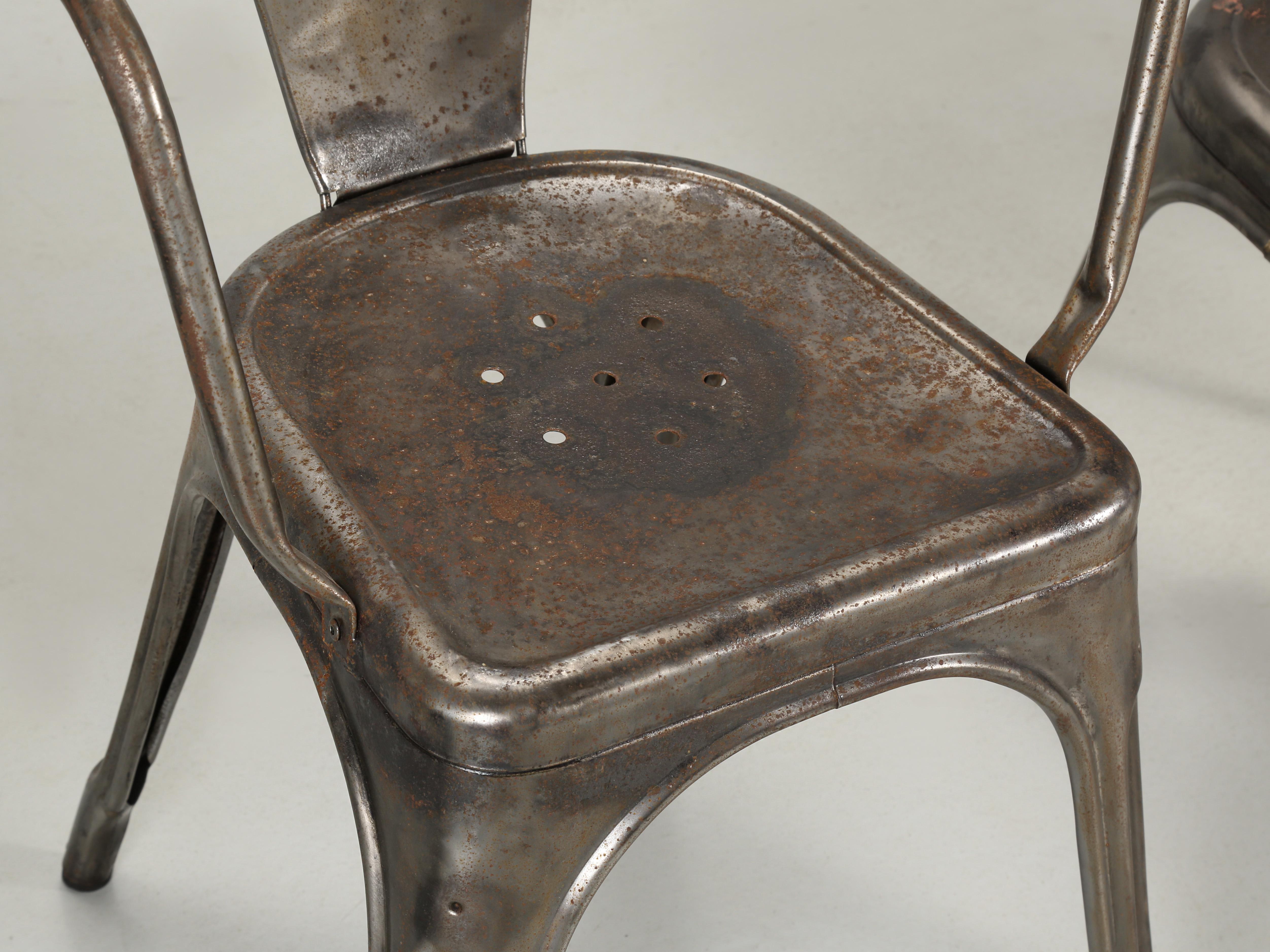 Tolix chaises empilables en acier brut 40 disponibles, ou 100 en peinture d'origine Bon état à Chicago, IL
