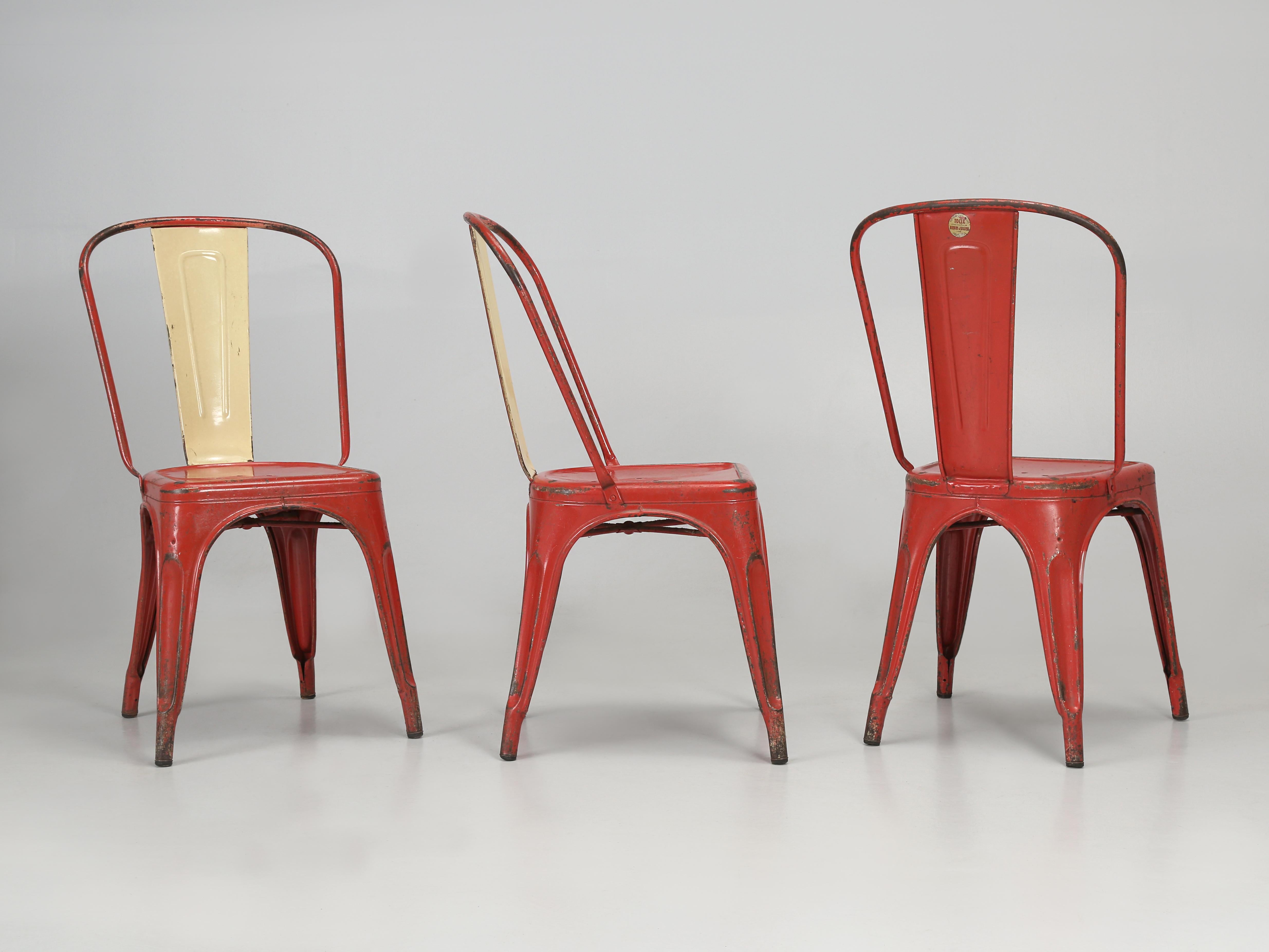 Authentique ensemble de (6) chaises empilables en acier Tolix circa 1950 fabriquées à la main en Europe, certaines avec l'autocollant Tolix encore sur le dos. La peinture d'origine est très abîmée et varie beaucoup d'une chaise Tolix à l'autre.